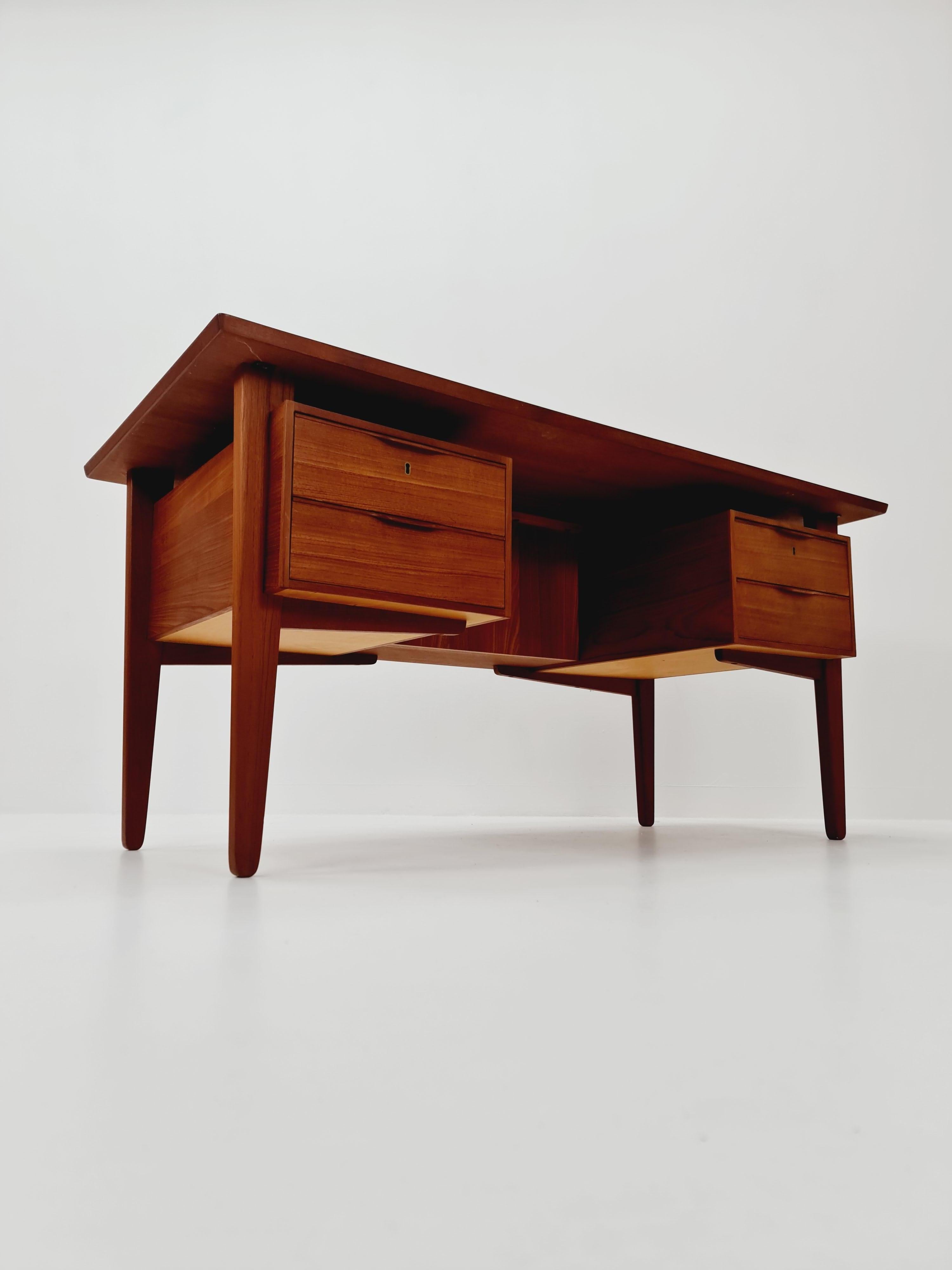 Scrivania danese in teak di Henning Jorgensen per Fredericia Denmark, anni '60 in vendita 1