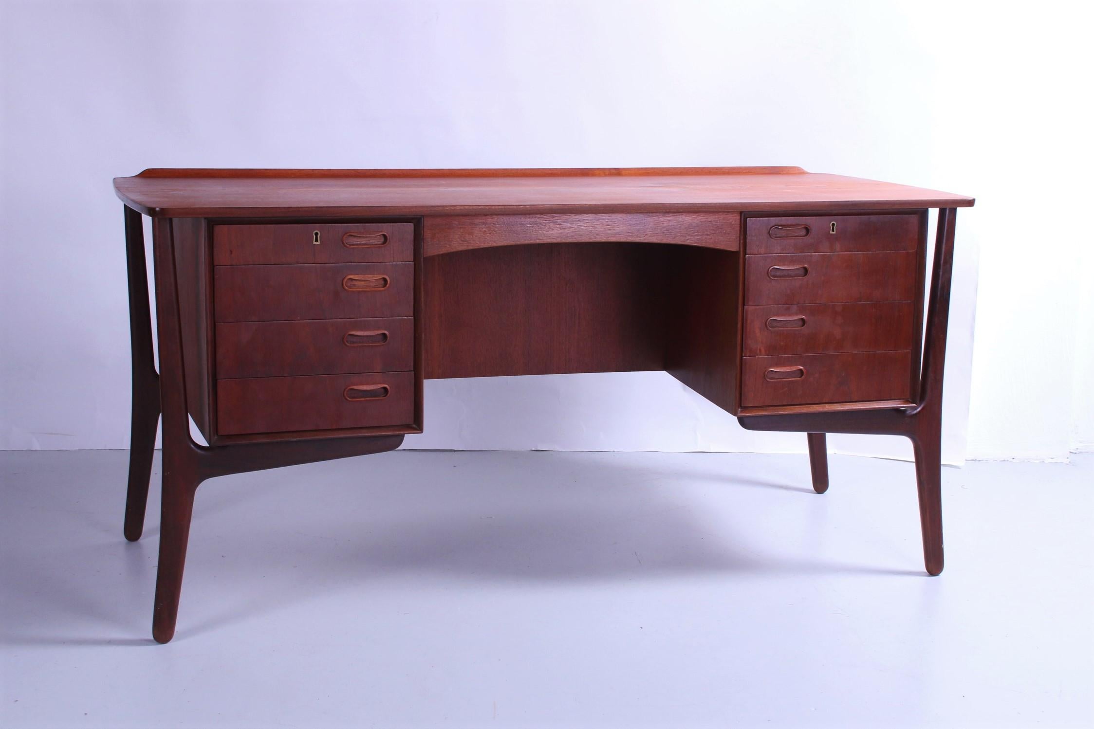 This vintage desk is a Design by Svend Aage Madsen,

and made by HP Hansen and is made of teak,

in the 60's by and has a beautiful wooden top with drawers underneath, two with lock.

The legs under this desk are very smoothly finished.

The