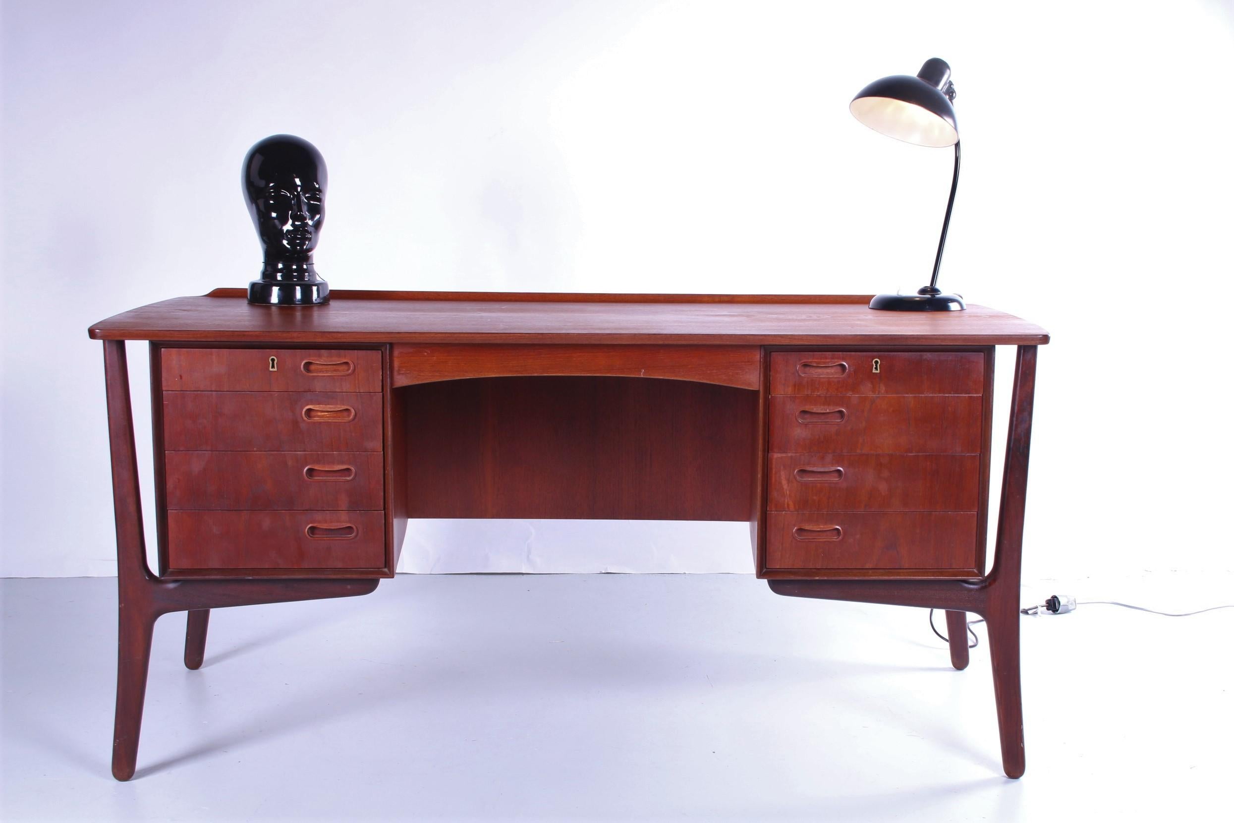 This desk is made of teak. The wood used in the design has a beautiful finish. The designer for this desk was Svend Åge Madsen for HP Hansen.
The desk has a beautiful sleek Danish design with eight drawers for storing all of your important