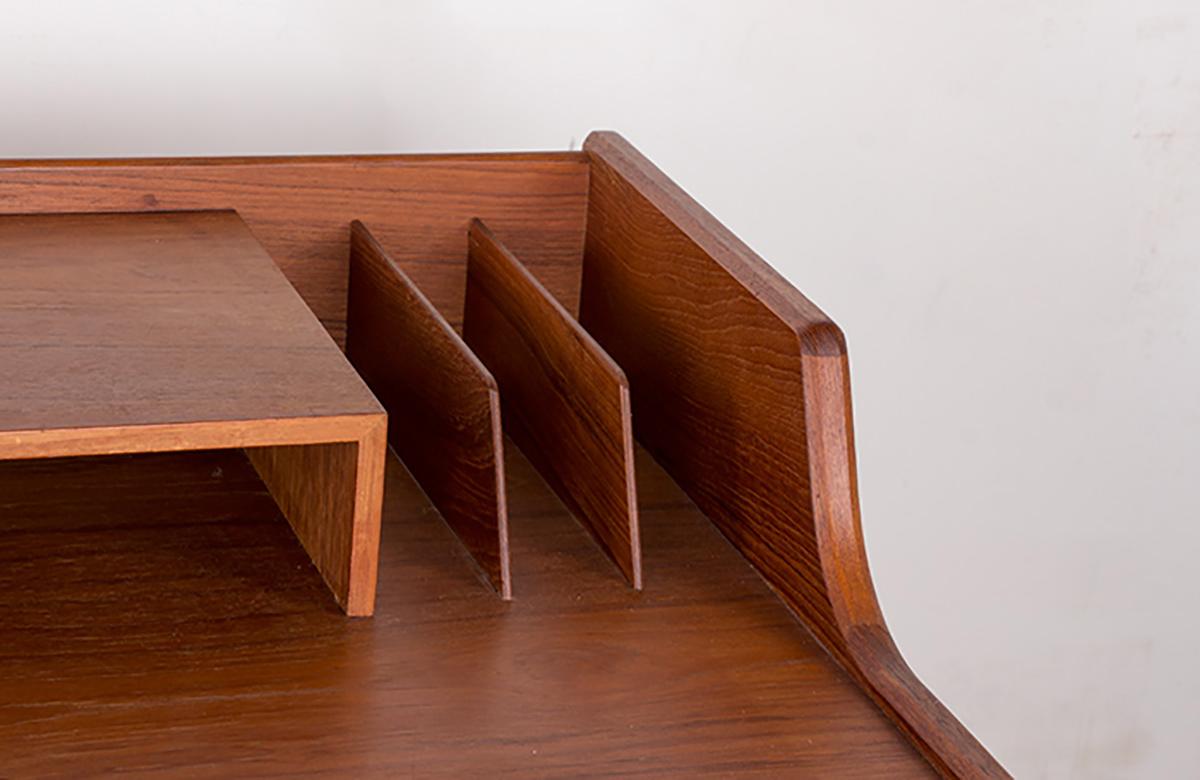 Scrivania danese in teak, modello 56, di Arne Wahl Iversen per Vinde Mobelfabrik 1960. in vendita 3