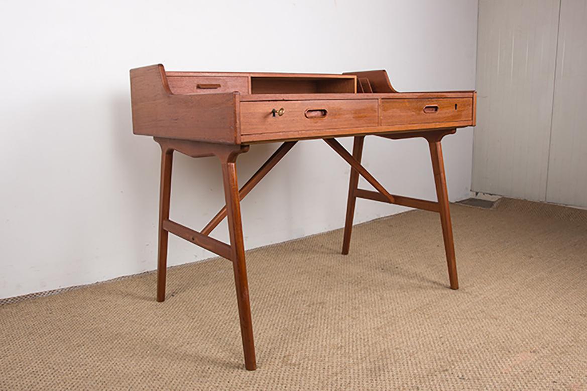 Magnifica scrivania scandinava. Progettata nel 1961, questa scrivania è uno dei pezzi iconici di questo designer. Dispone di due ampi cassetti con serratura (chiavi incluse), di un ampio piano e di un cassetto nella parte inferiore, di una nicchia