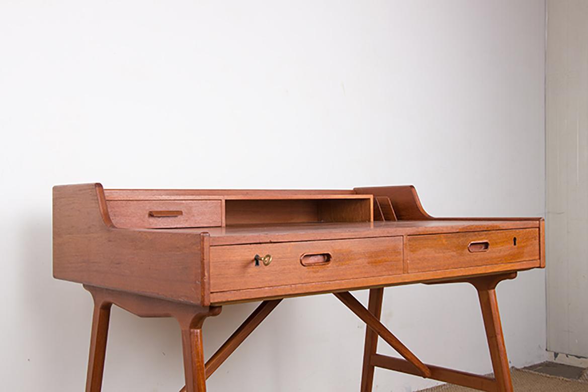 Scandinavo moderno Scrivania danese in teak, modello 56, di Arne Wahl Iversen per Vinde Mobelfabrik 1960. in vendita