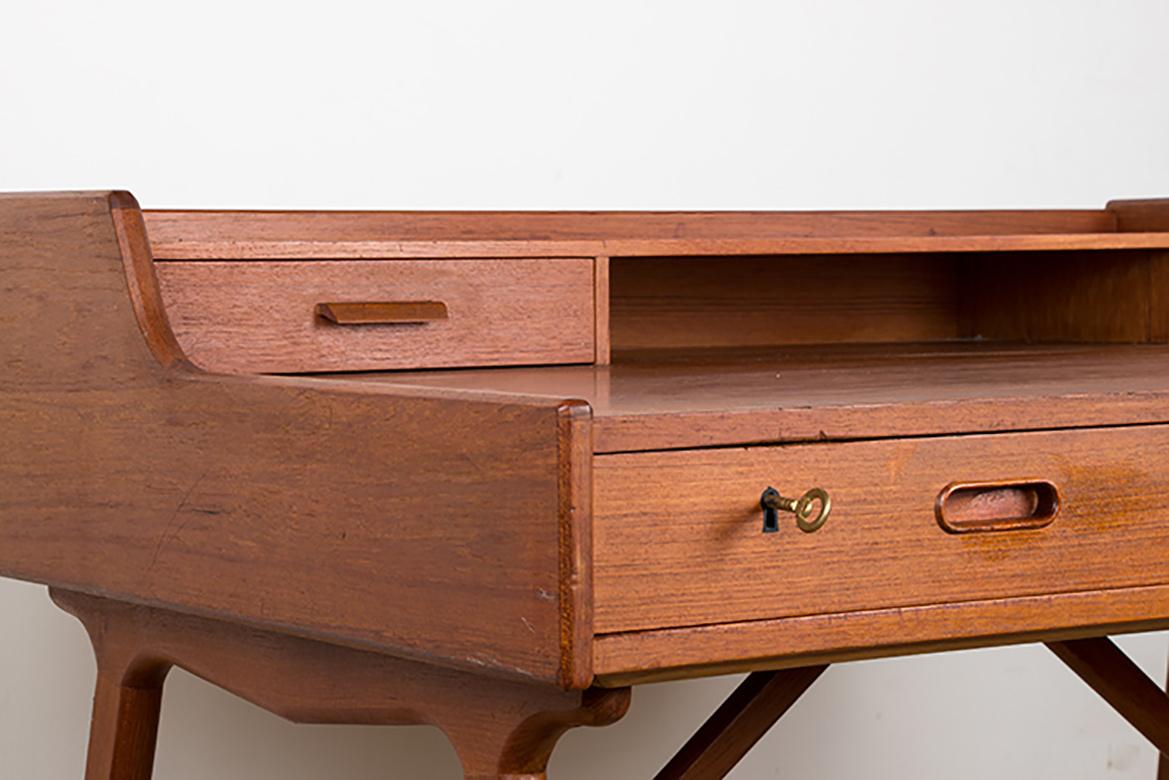Danese Scrivania danese in teak, modello 56, di Arne Wahl Iversen per Vinde Mobelfabrik 1960. in vendita