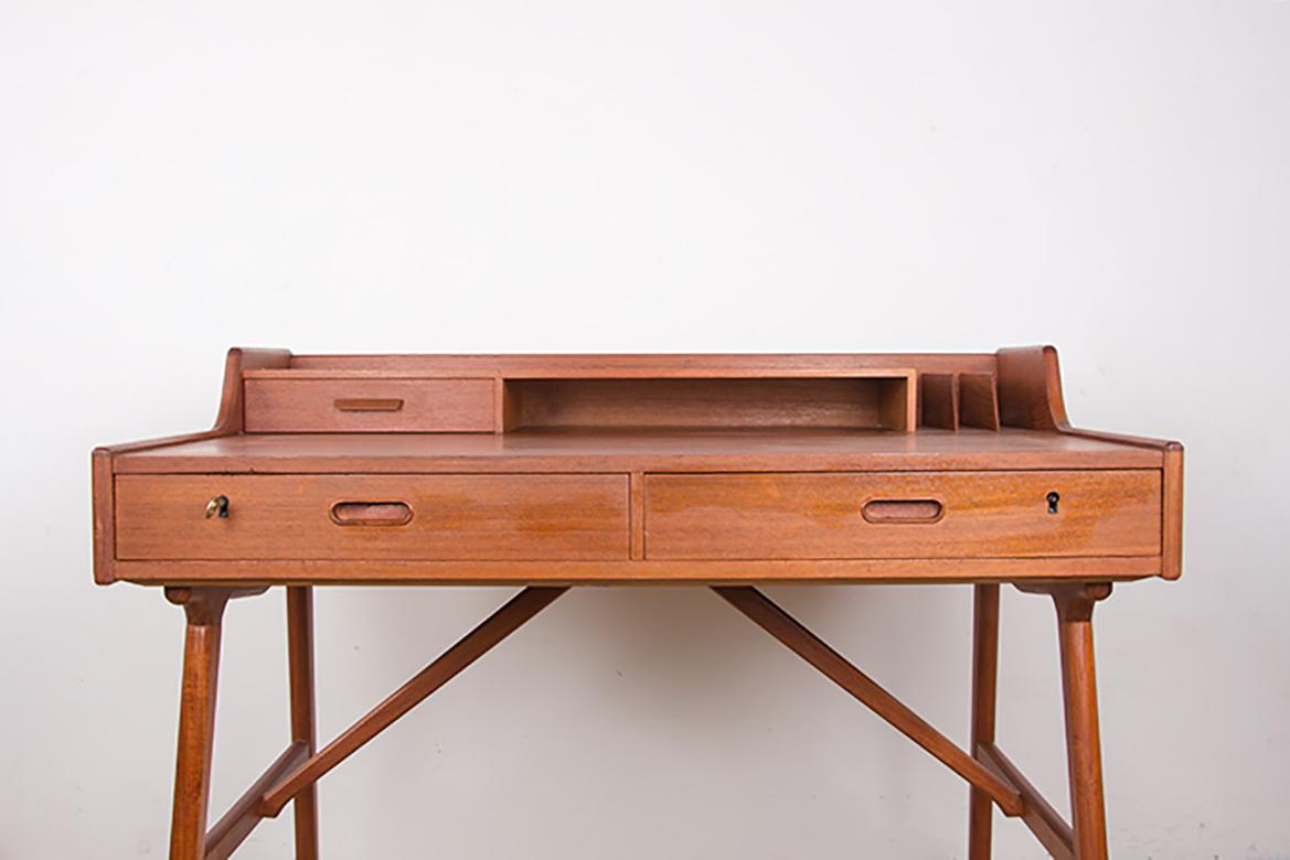 Ottone Scrivania danese in teak, modello 56, di Arne Wahl Iversen per Vinde Mobelfabrik 1960. in vendita