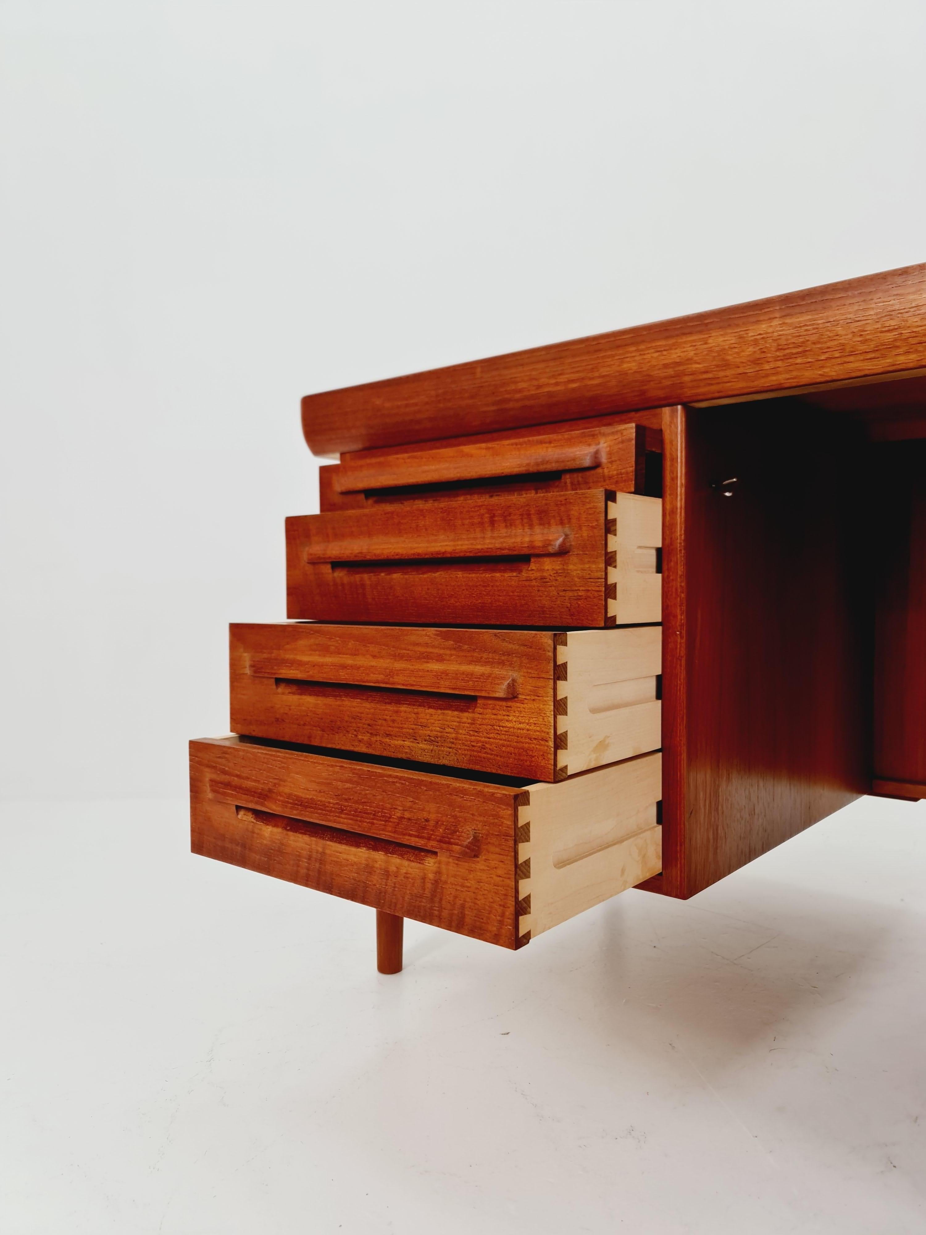 Bureau danois en teck modèle Executive Desk by Ib Kofod Larsen , 1960s en vente 3