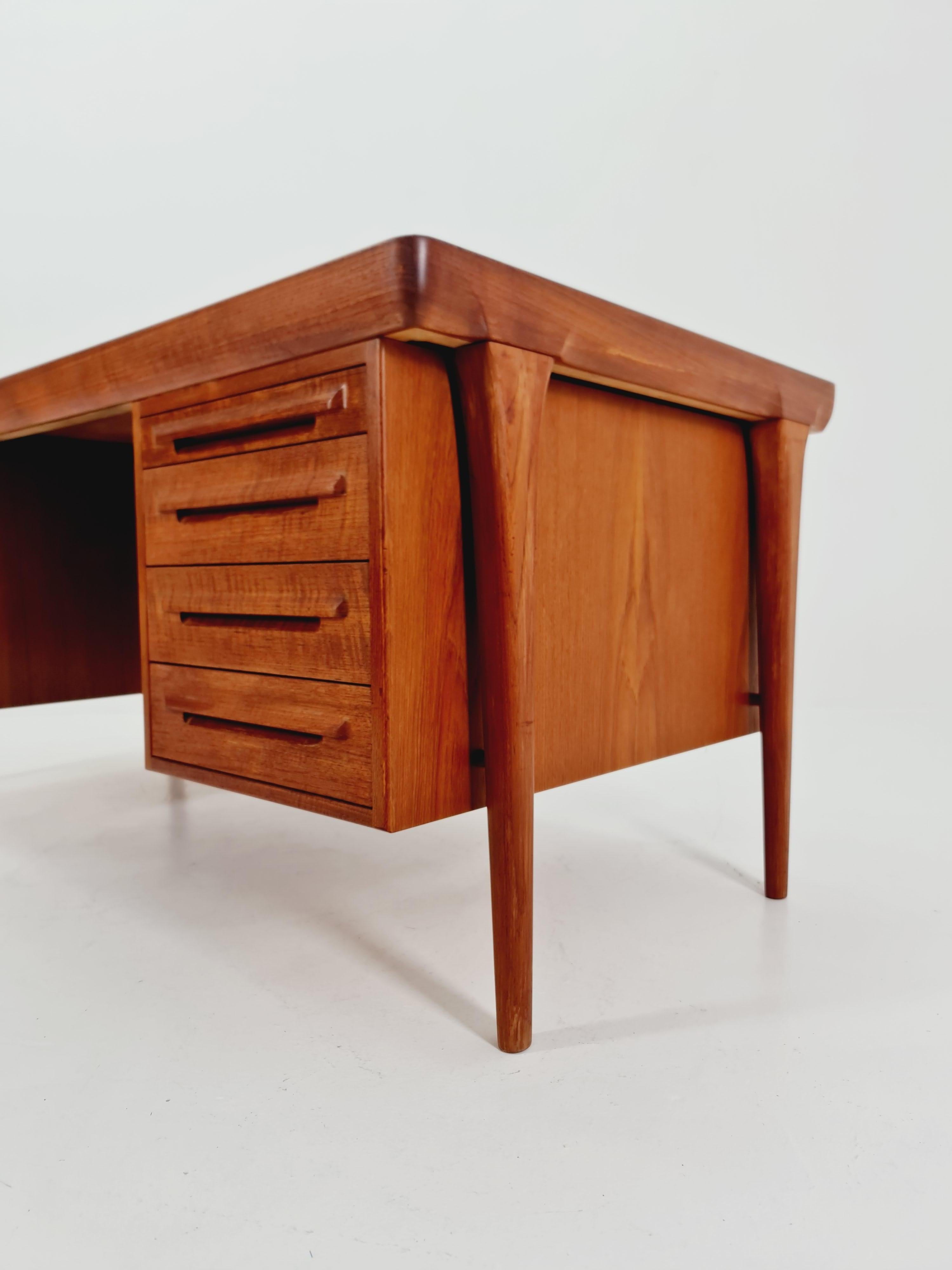 Bureau danois en teck modèle Executive Desk by Ib Kofod Larsen , 1960s en vente 4