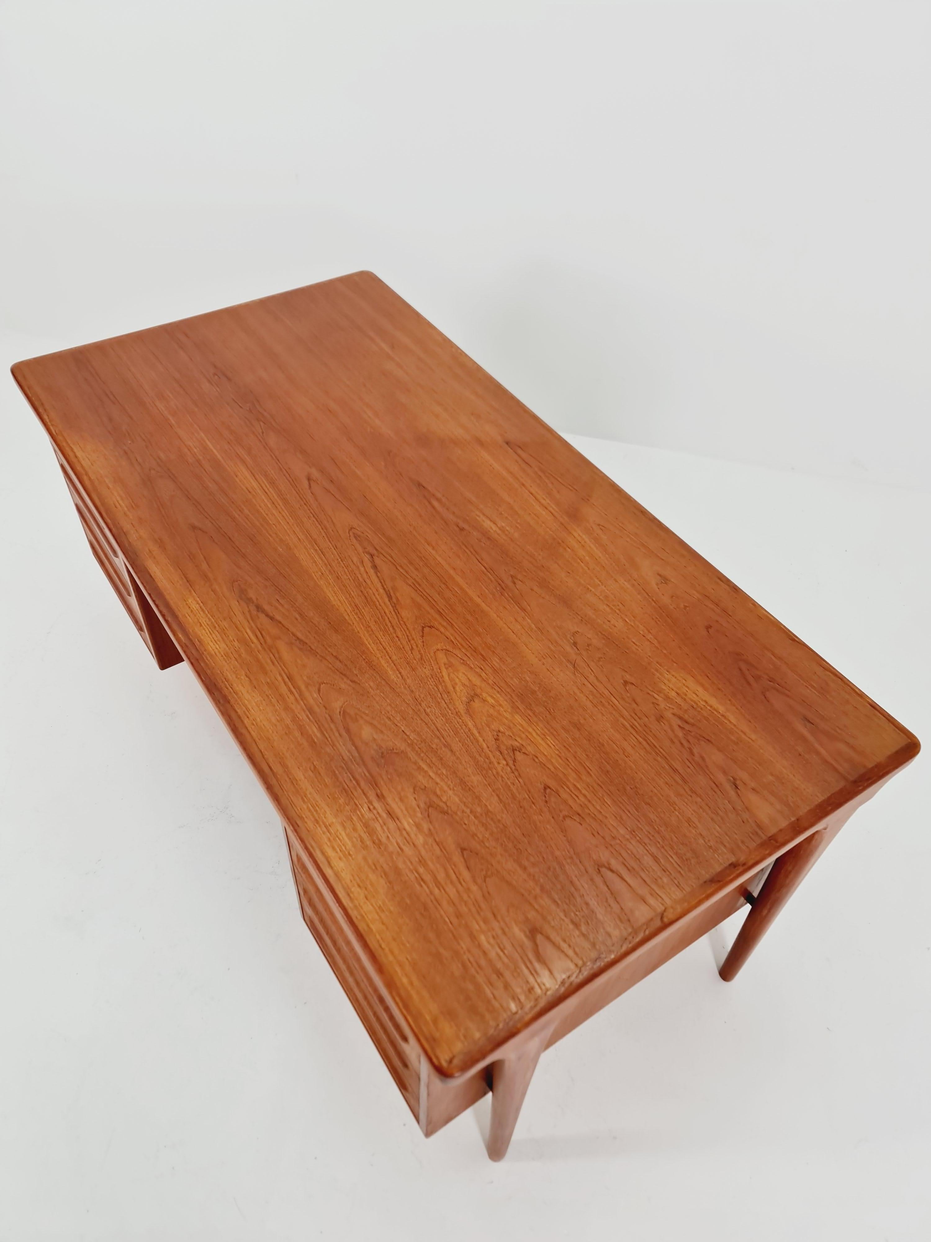 Bureau danois en teck modèle Executive Desk by Ib Kofod Larsen , 1960s en vente 5