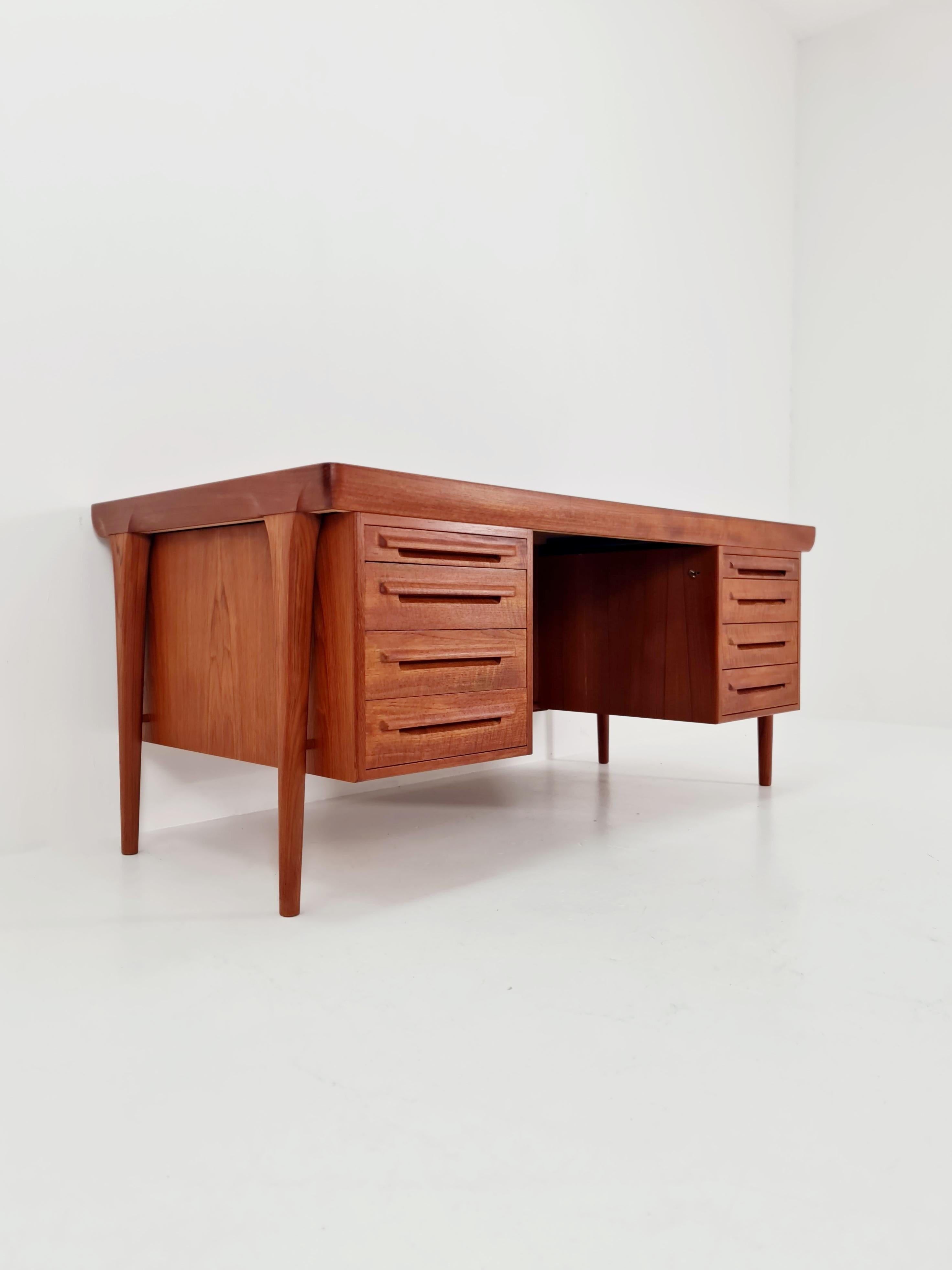 Bureau danois en teck modèle Executive Desk by Ib Kofod Larsen , 1960s
Année de conception : 1960s

Designer :  Ib Kofod Larsen

Dimensions : 
85 D x 165 L x 73 H cm
entre les tiroirs (place de la chaise) : 67 cm 

Il est en bon état vintage,