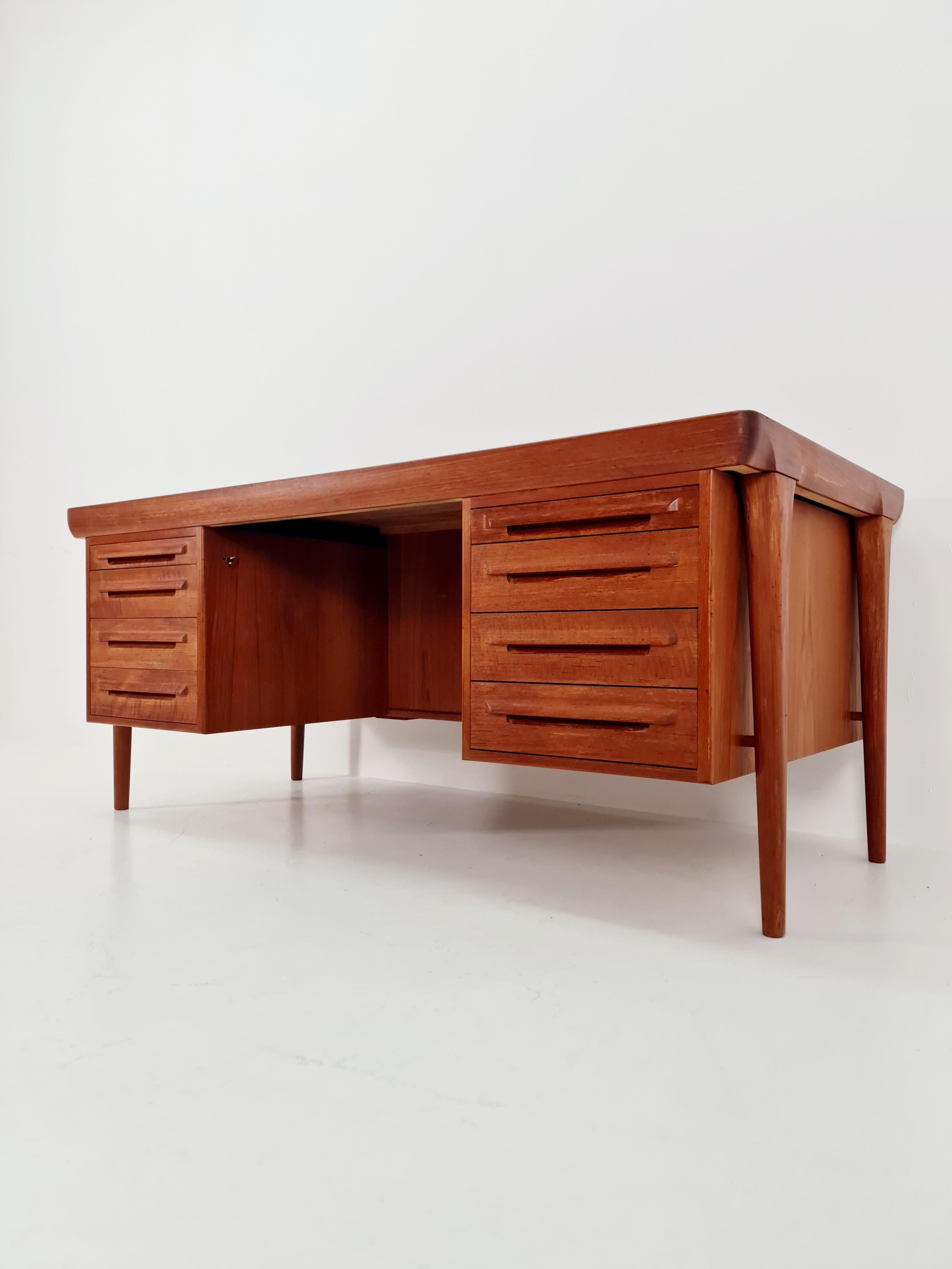 Mid-Century Modern Bureau danois en teck modèle Executive Desk by Ib Kofod Larsen , 1960s en vente