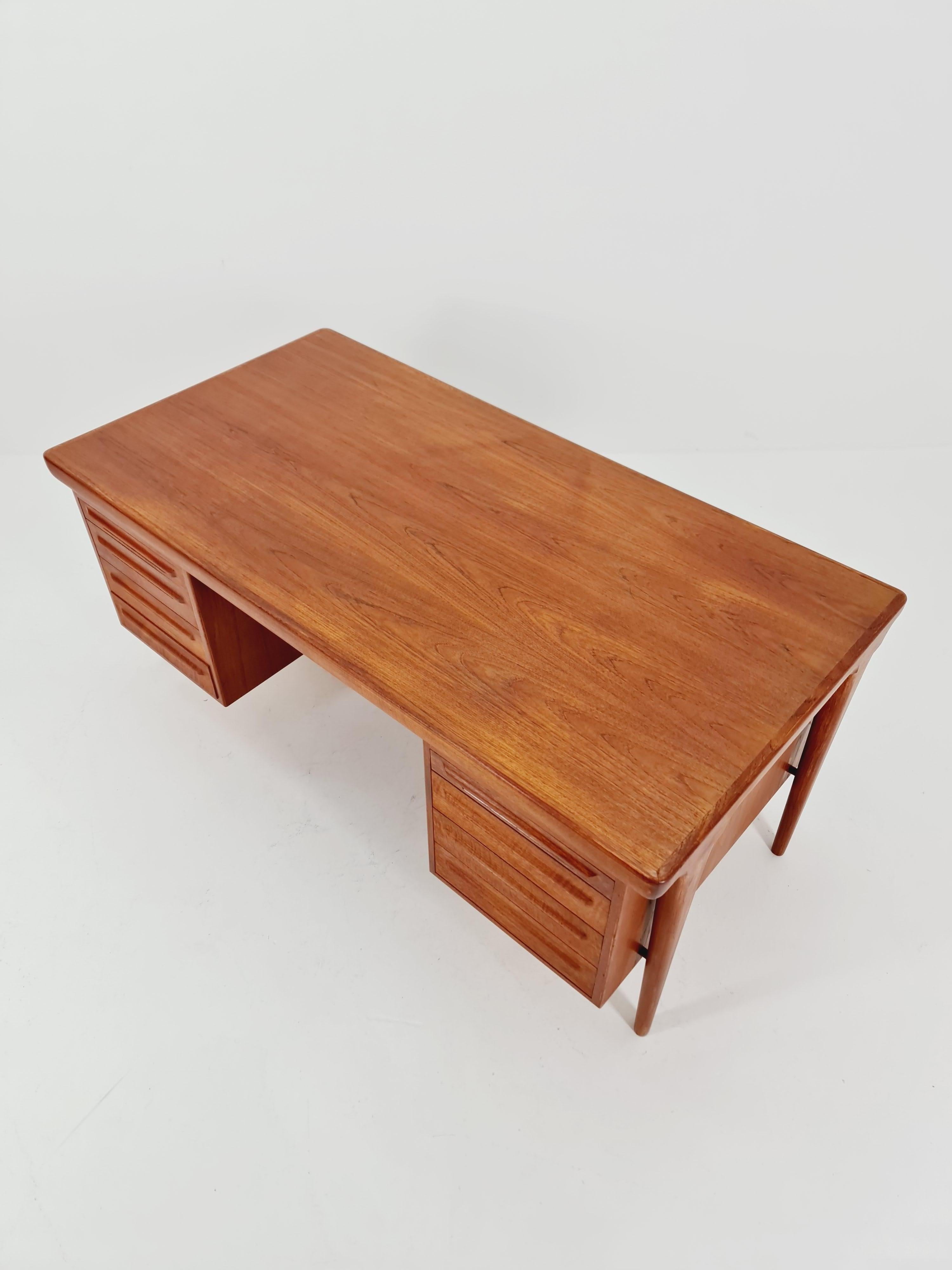Danois Bureau danois en teck modèle Executive Desk by Ib Kofod Larsen , 1960s en vente