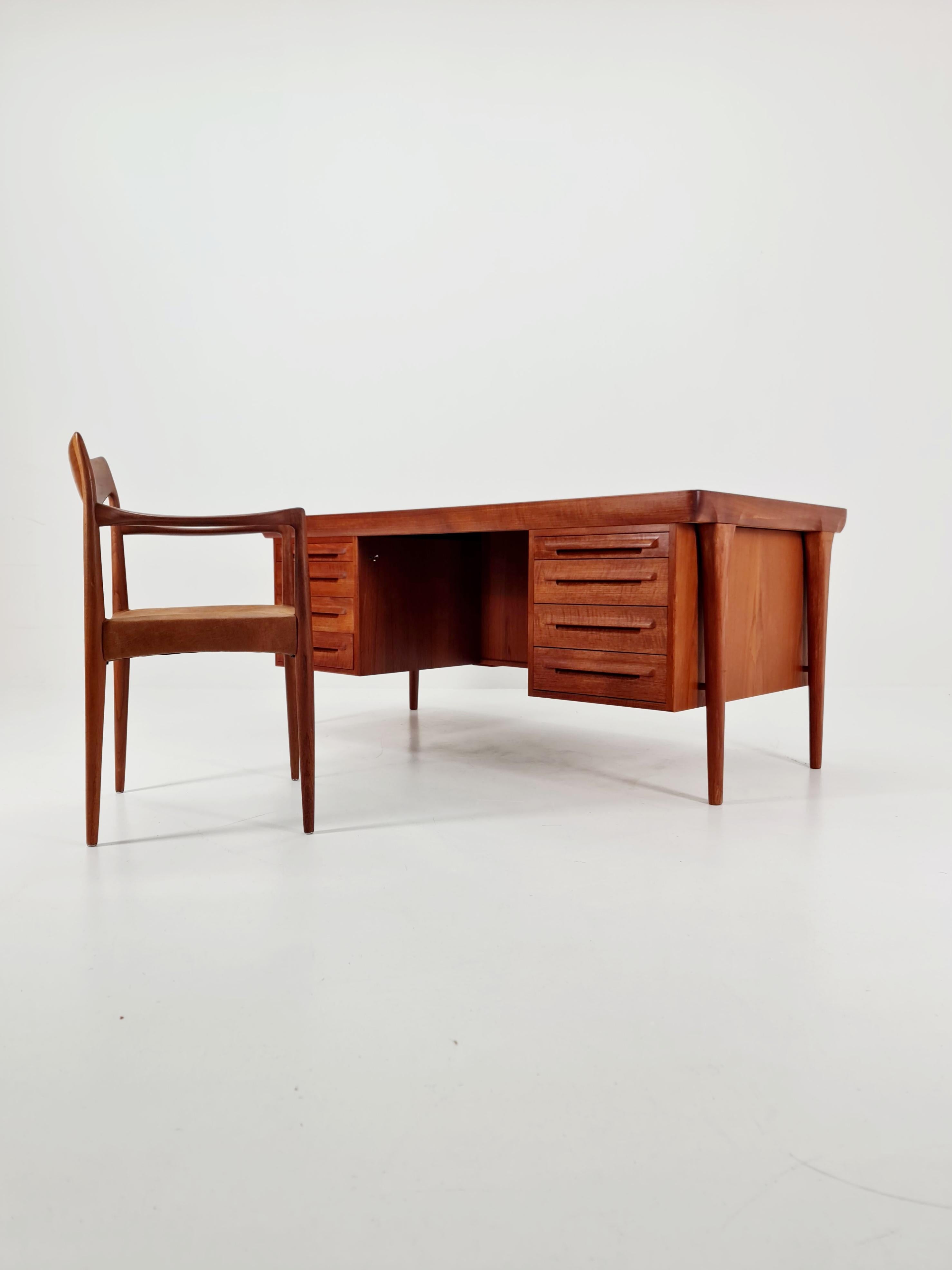 Bureau danois en teck modèle Executive Desk by Ib Kofod Larsen , 1960s Bon état - En vente à Gaggenau, DE
