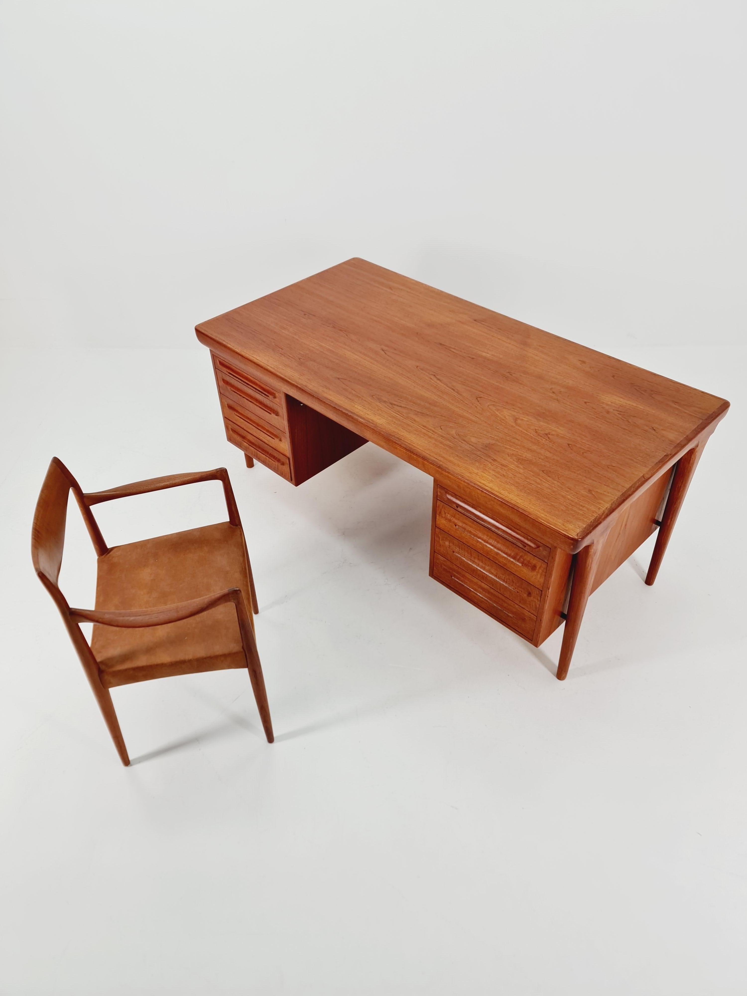 Milieu du XXe siècle Bureau danois en teck modèle Executive Desk by Ib Kofod Larsen , 1960s en vente