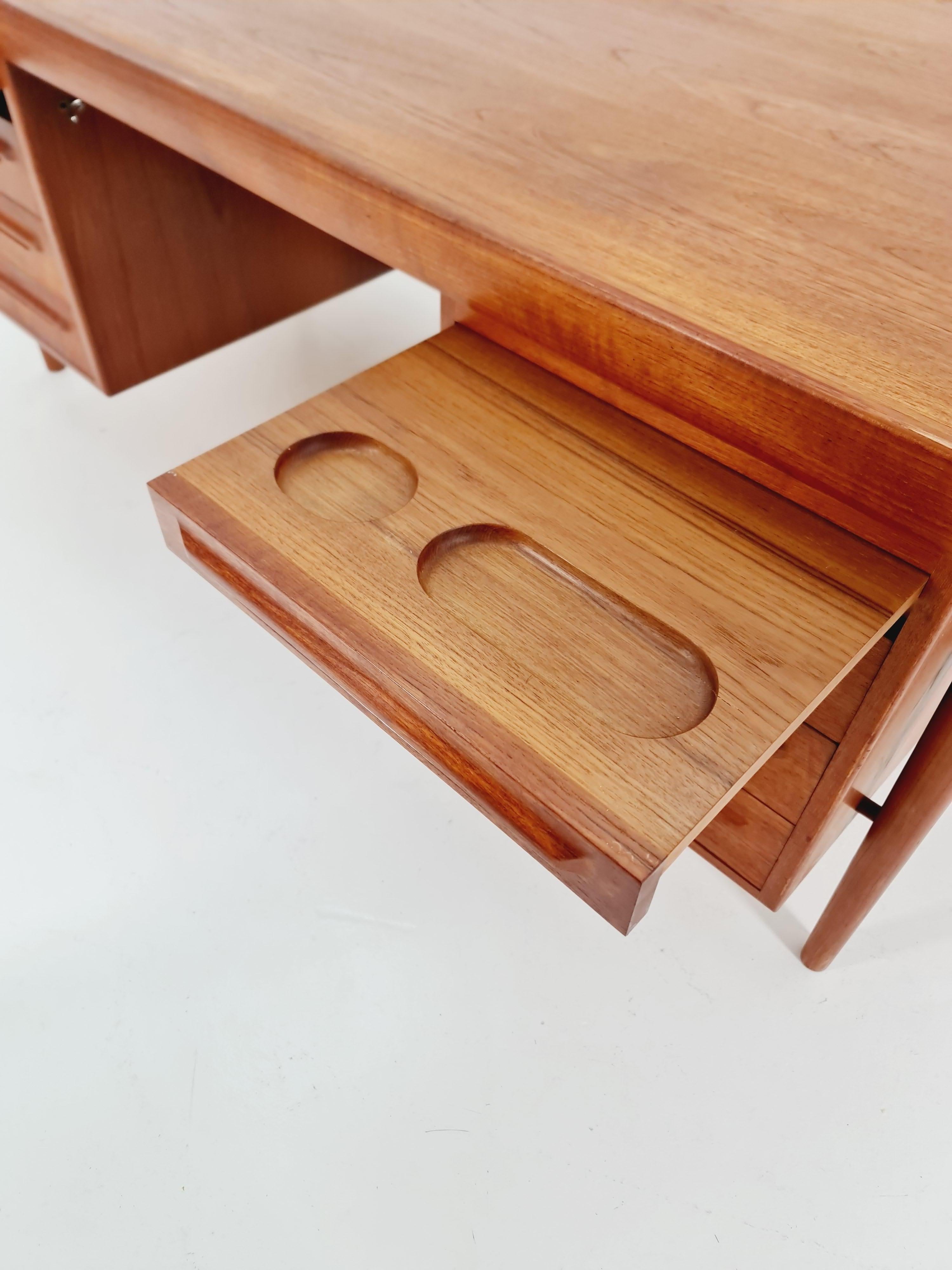 Bureau danois en teck modèle Executive Desk by Ib Kofod Larsen , 1960s en vente 1