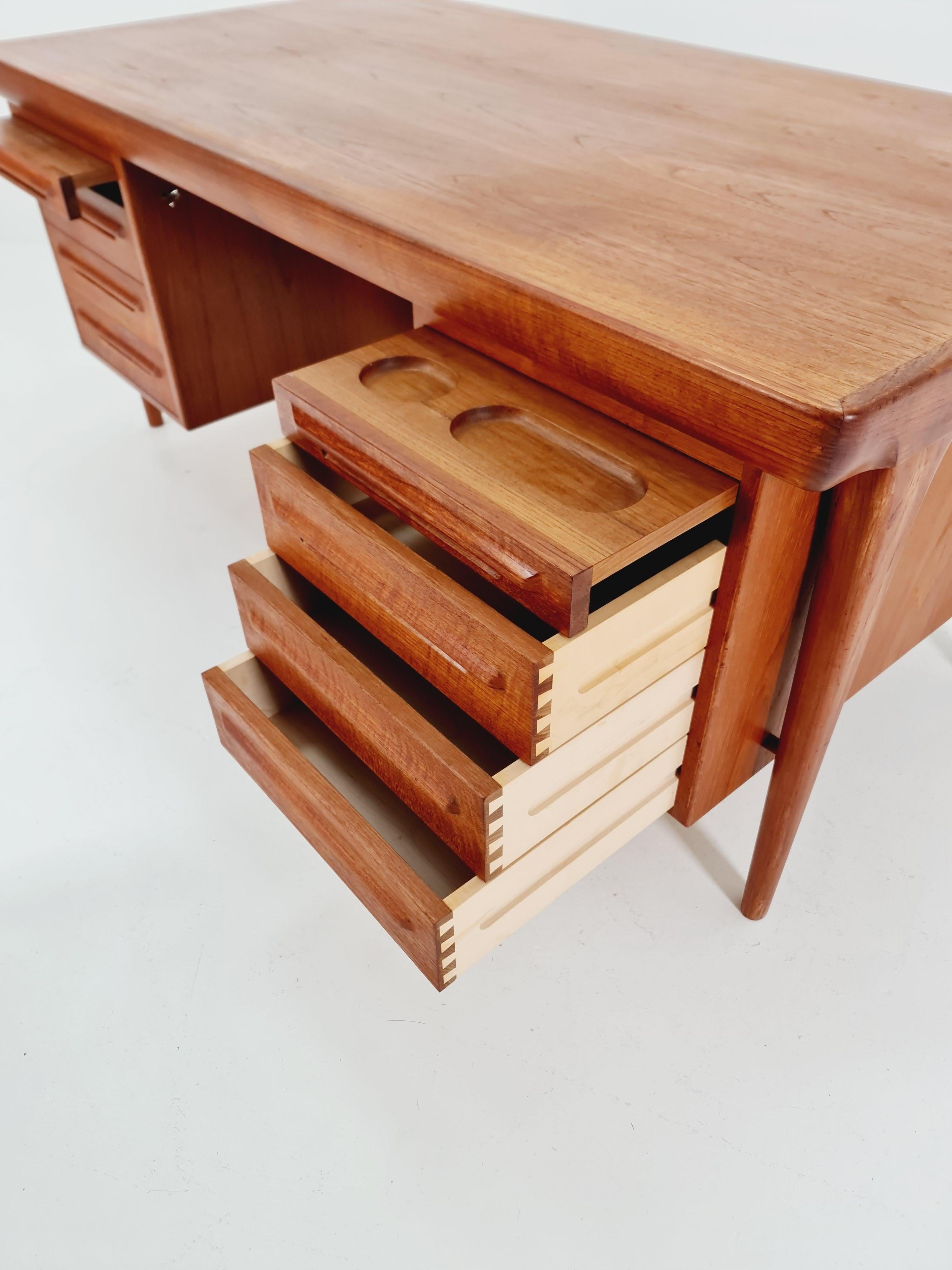 Bureau danois en teck modèle Executive Desk by Ib Kofod Larsen , 1960s en vente 2