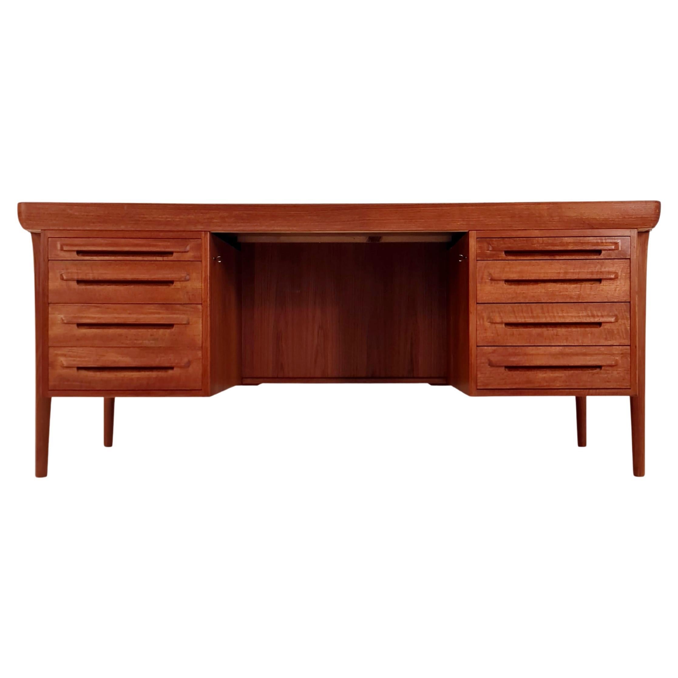 Escritorio danés de teca modelo Executive Desk de Ib Kofod-Larsen , década de 1960