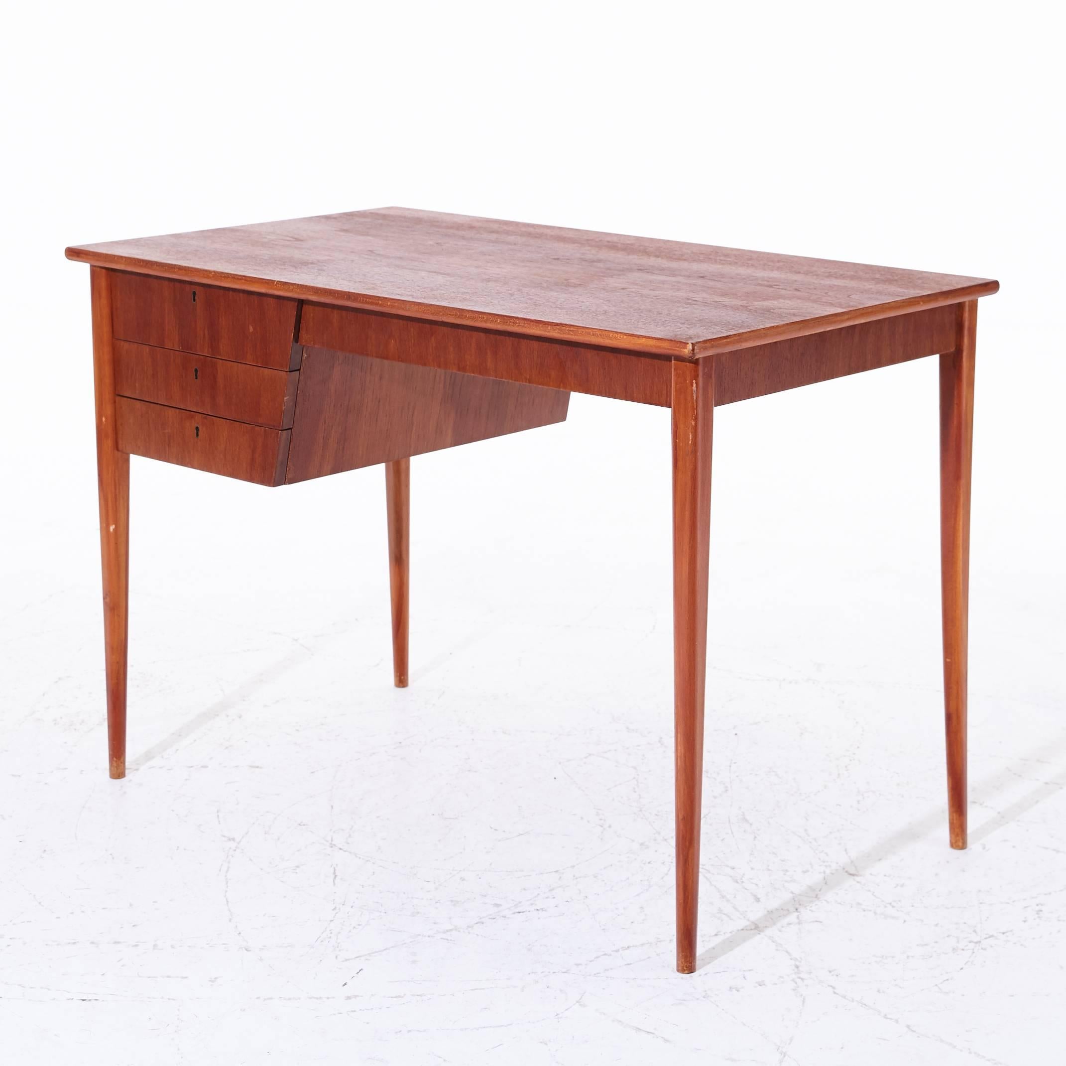 Danish teak desk, Severin Hansen, cabinetmaker, 1950s.
Includes two keys. 

Measures: Height 73, W 105 x D 60 cm.