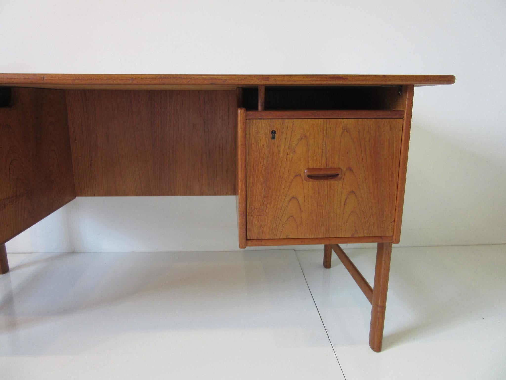 Danish Teak Desk with Bookcase in the Style of Vodder & Kai Kristiansen In Good Condition In Cincinnati, OH