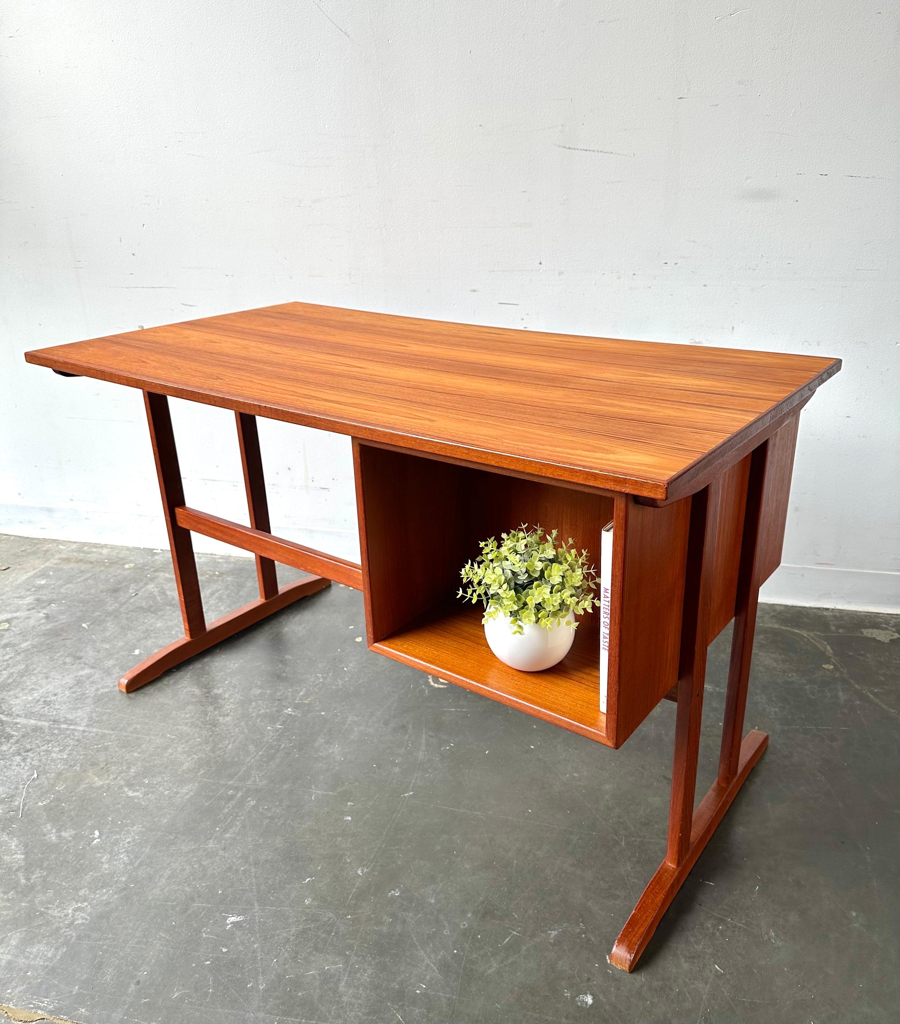 Danish teak desk with open bookcase back in the style of Arne Vodder.

Gorgeous Scandinavian teak floating desk with a freshly refinished top.

Very functional open back design with a cubby for storage of books, etc.  