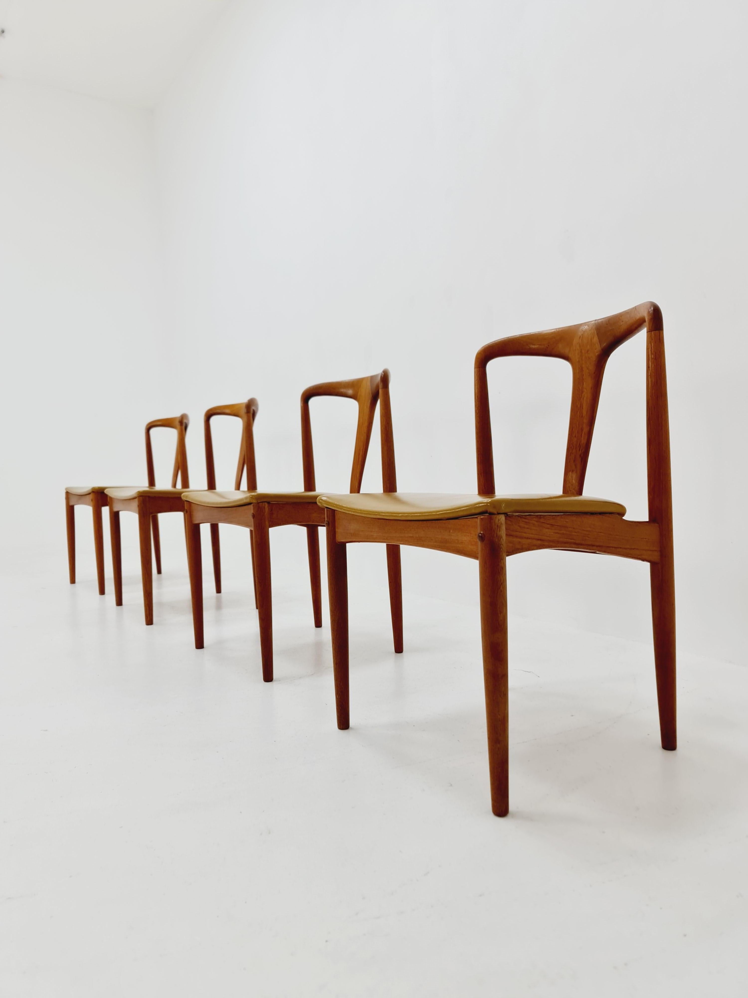 Chaise de salle à manger danoise en teck de Johannes Andersen pour Uldum Mobelfabrik 1960 en vente 6