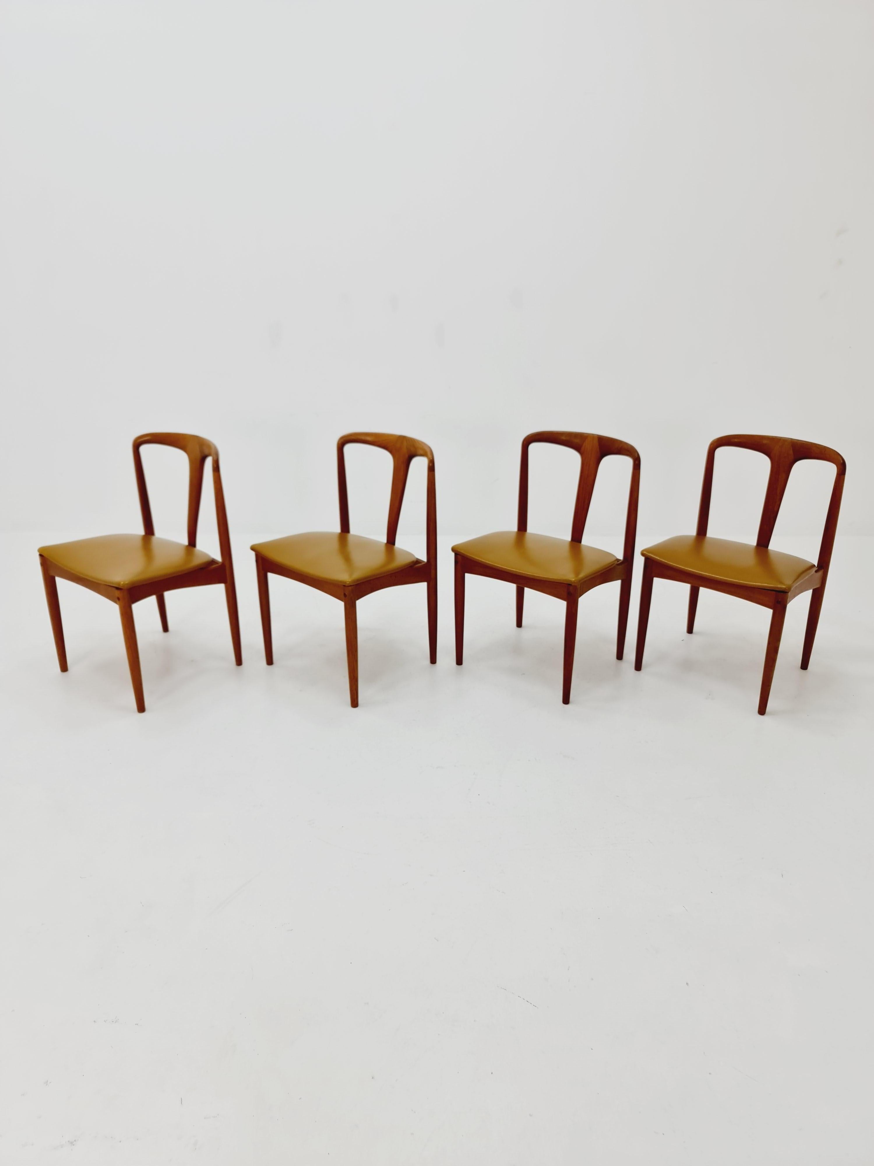 Chaise de salle à manger danoise en teck de Johannes Andersen pour Uldum Mobelfabrik 1960 en vente 12