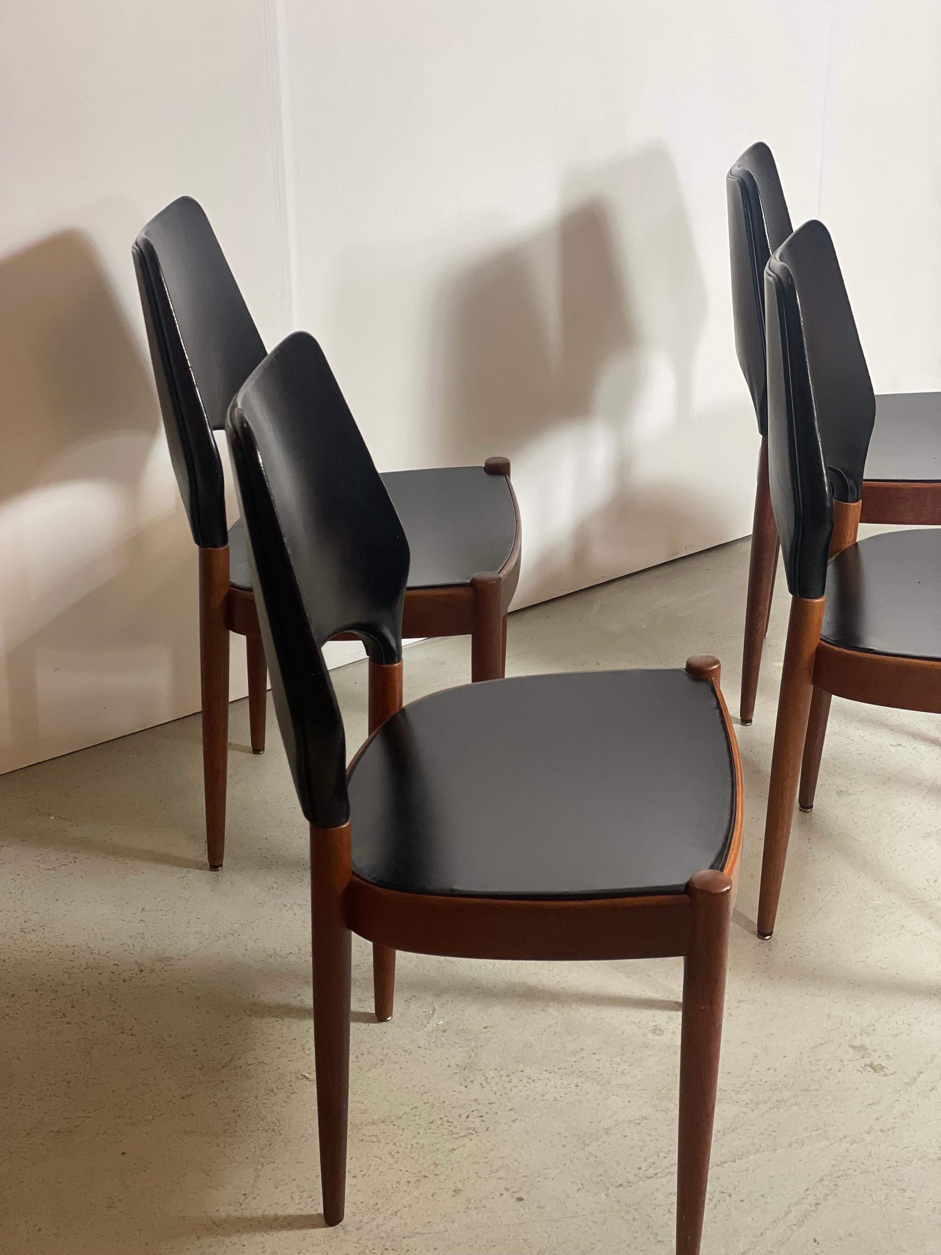 A rare set of four dining chair  designed by Arne Hovman Olsen for Mogens Kold Møbelfabrik. Made in Denmark in the 1950s. The construction and design of these chairs is very solid and offer comfortable seating. 

Danish furniture designer Arne