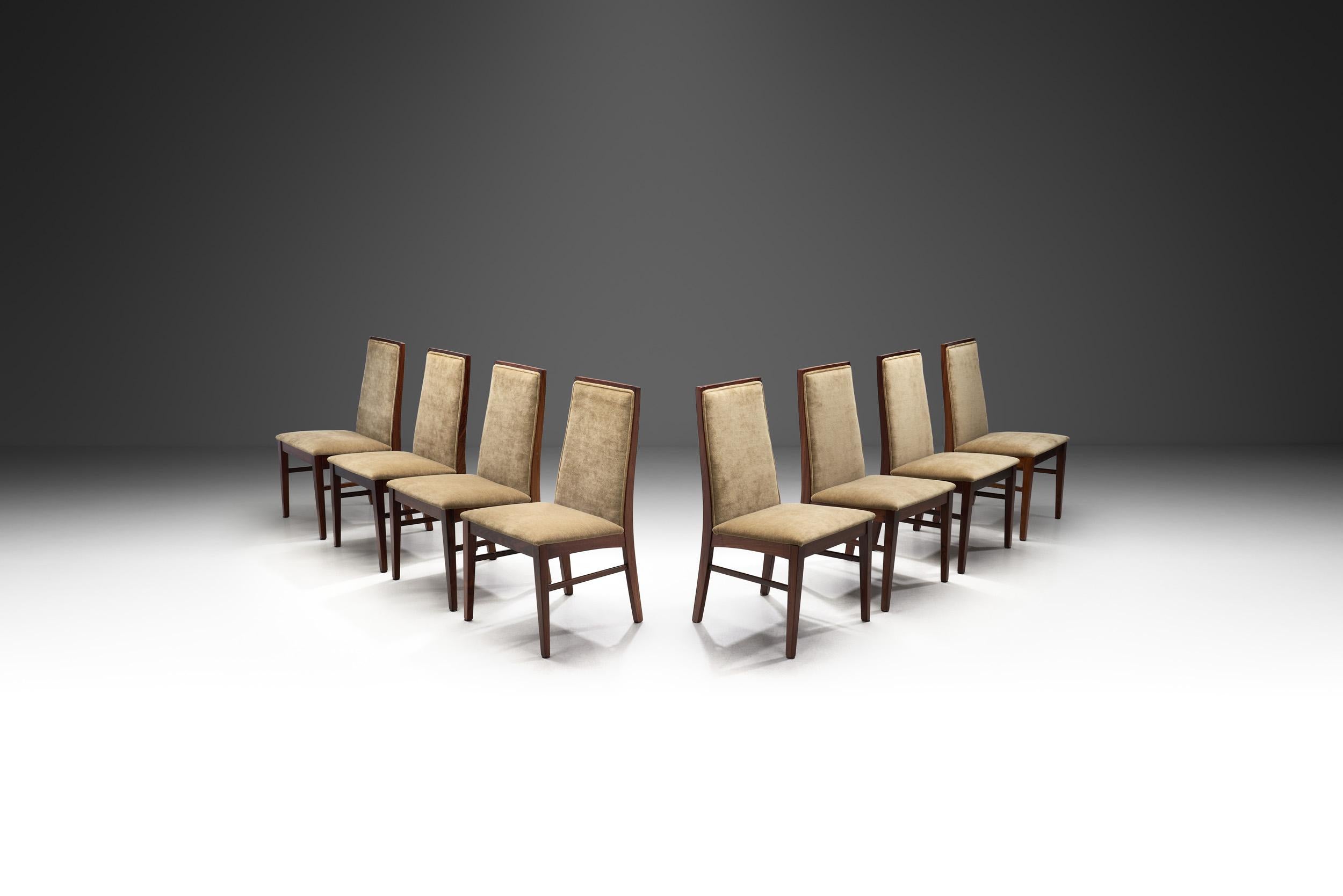 Dyrlund, ein renommierter dänischer Möbelhersteller, der 1960 gegründet wurde, hat die moderne Bewegung der Jahrhundertmitte mit tadelloser Liebe zum Detail und zeitlosem Design entscheidend mitgeprägt. Dieser Satz von acht Esszimmerstühlen des
