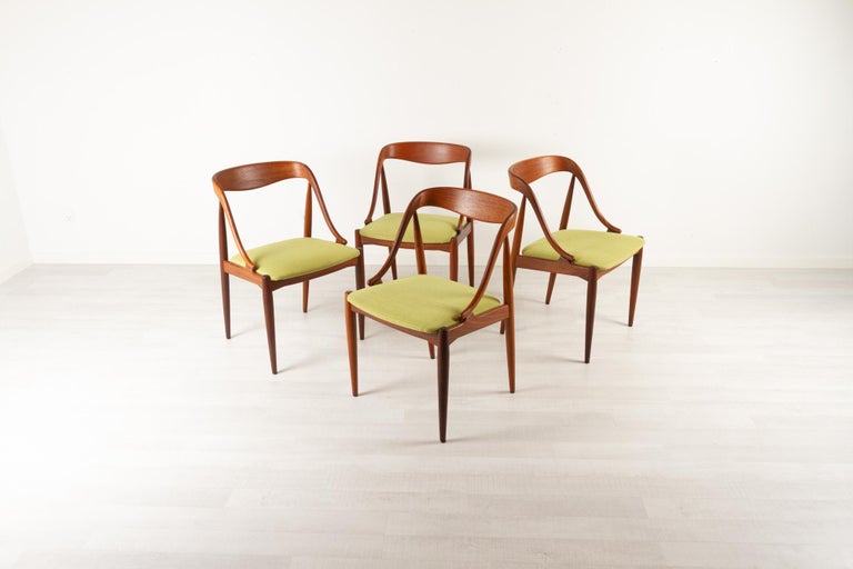 Danish Teak dining chairs by Johannes Andersen for Uldum Møbelfabrik 1960s, set of 4.
Beautiful set of four sculptural teak chairs by Danish mid-century modern architect Johannes Andersen. Wide sculpted backrest with organic shaped connections.