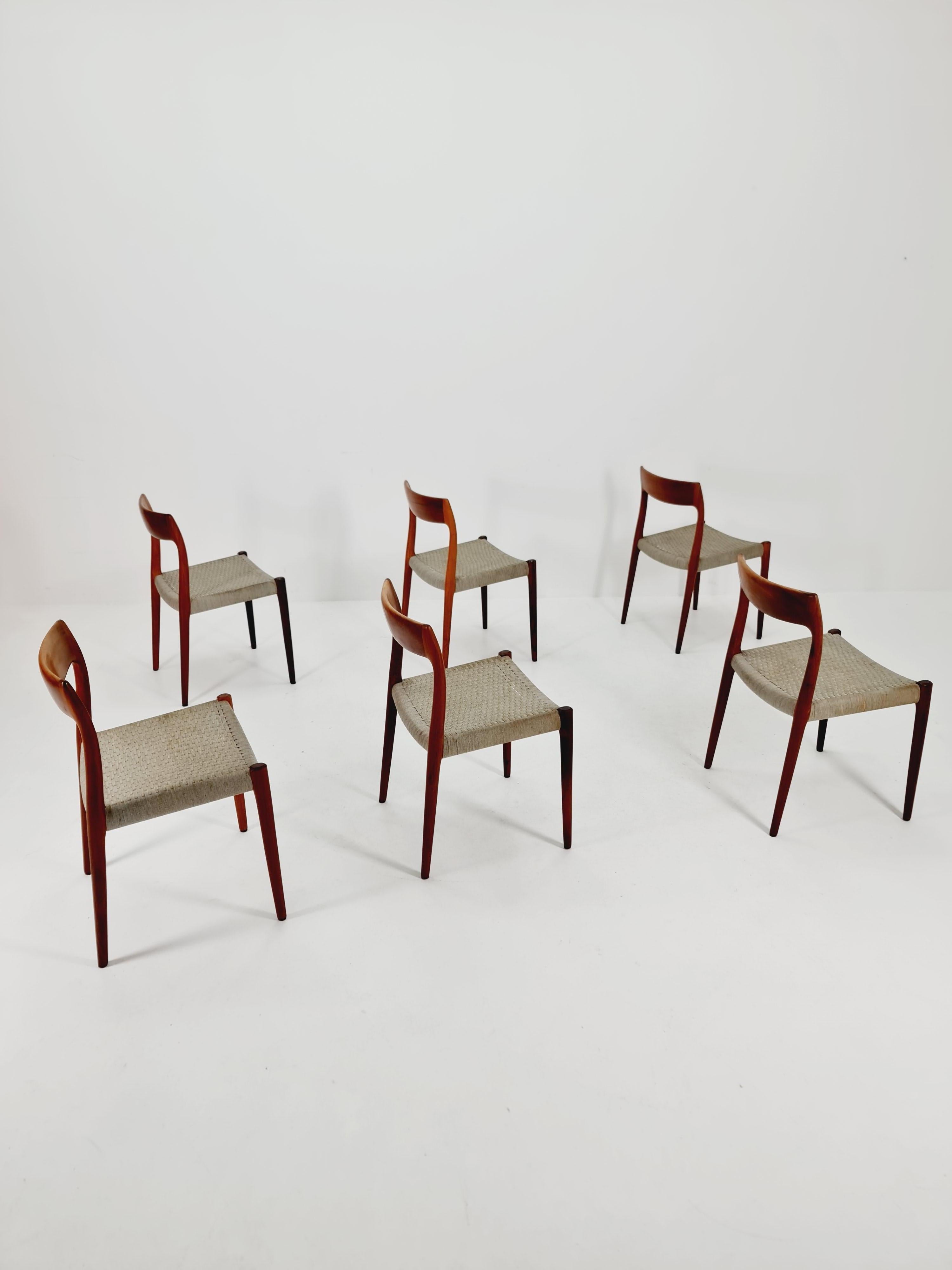 Metà XX secolo Sedie da pranzo danesi in teak di Niels O. Moller , modello 7 , set di 6 , anni '60 in vendita