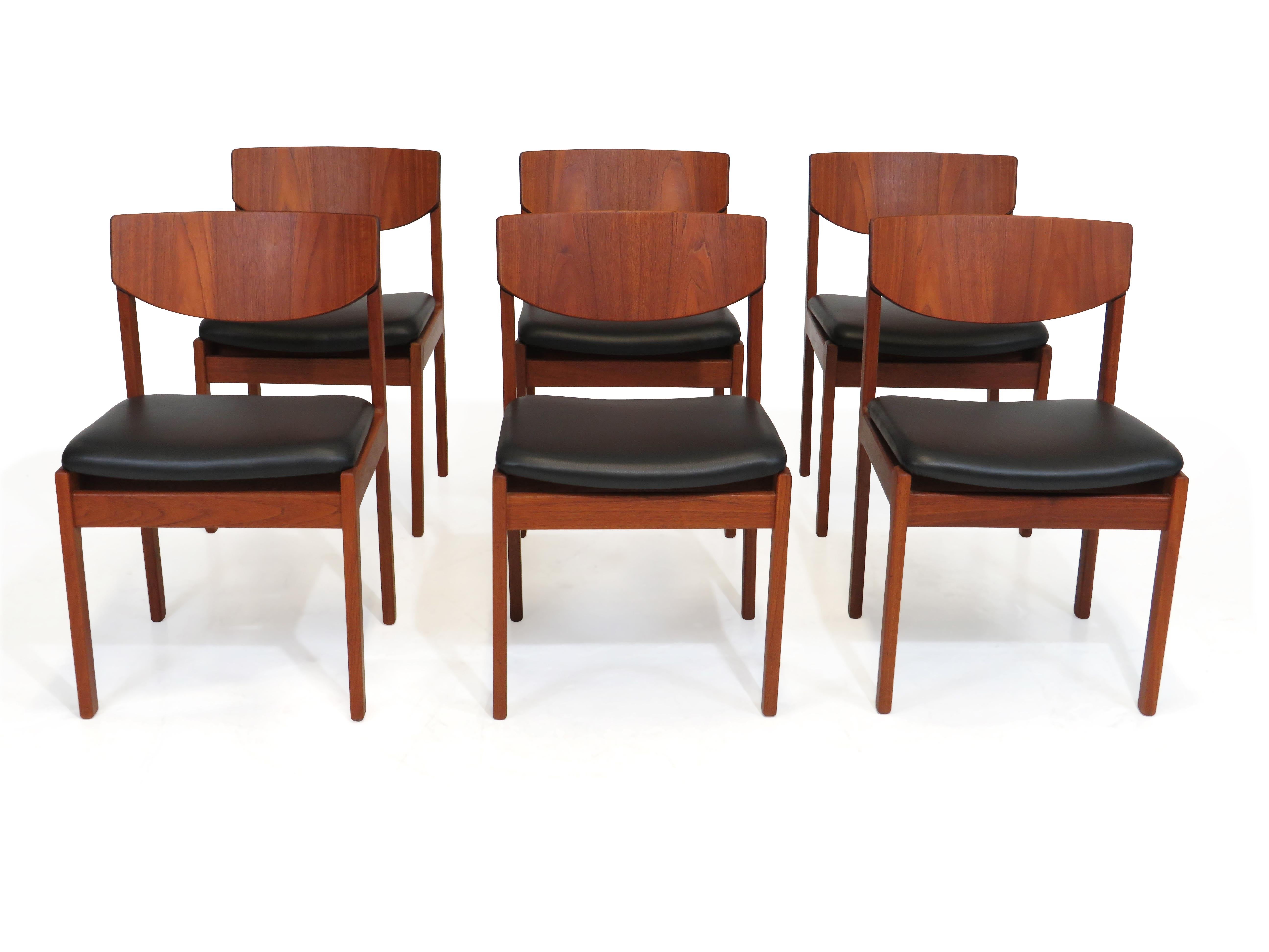 20ième siècle Chaises de salle à manger danoises en teck et cuir noir neuf en vente