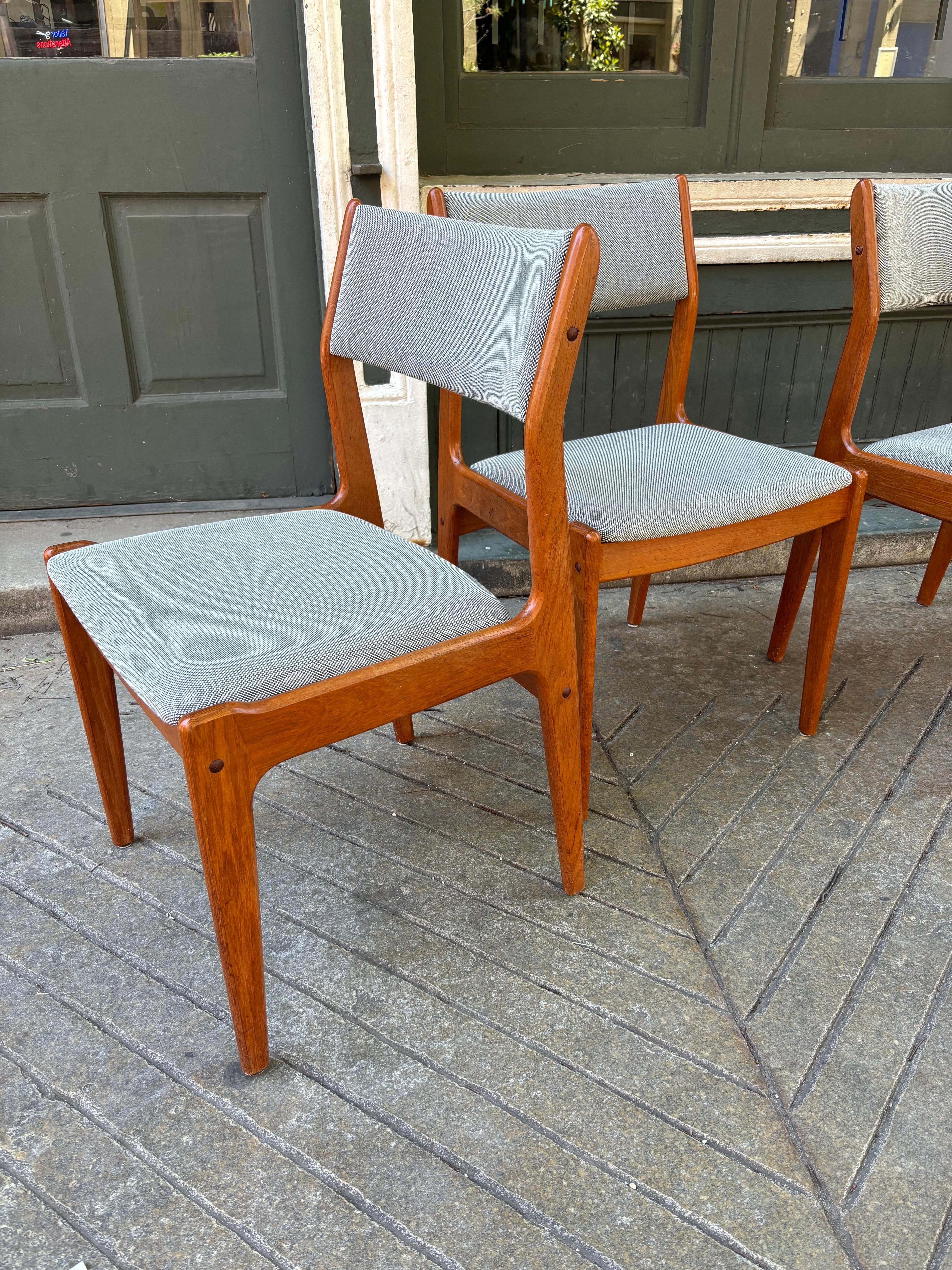 Set di 4 sedie da pranzo in teak con nuova tappezzeria.  Pronti a partire!  Aggiungi al tuo set attuale o 4 perfetti per un set più piccolo.