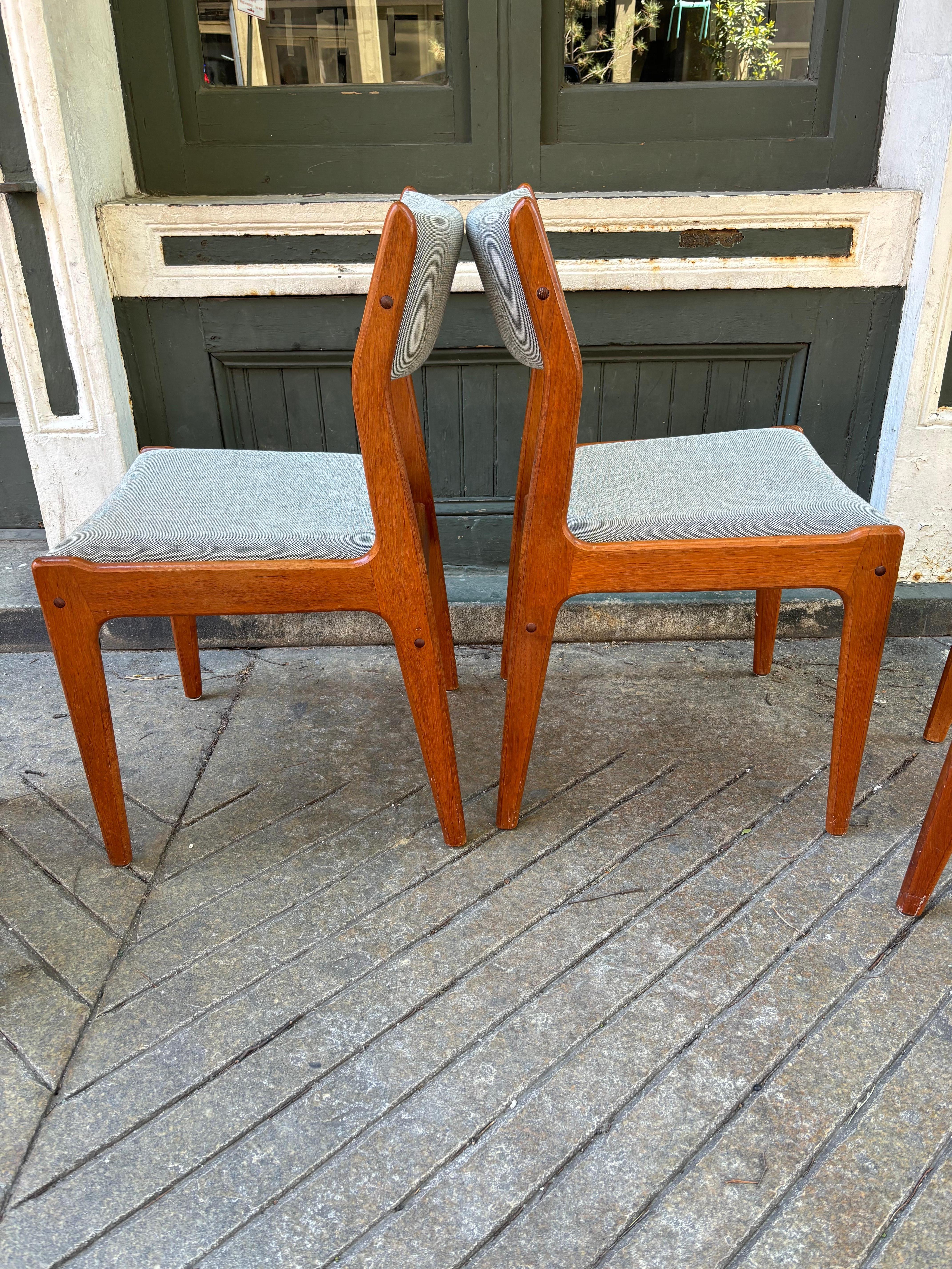 Scandinavo moderno Sedie da pranzo danesi in teak nello stile di Erik Buch in vendita