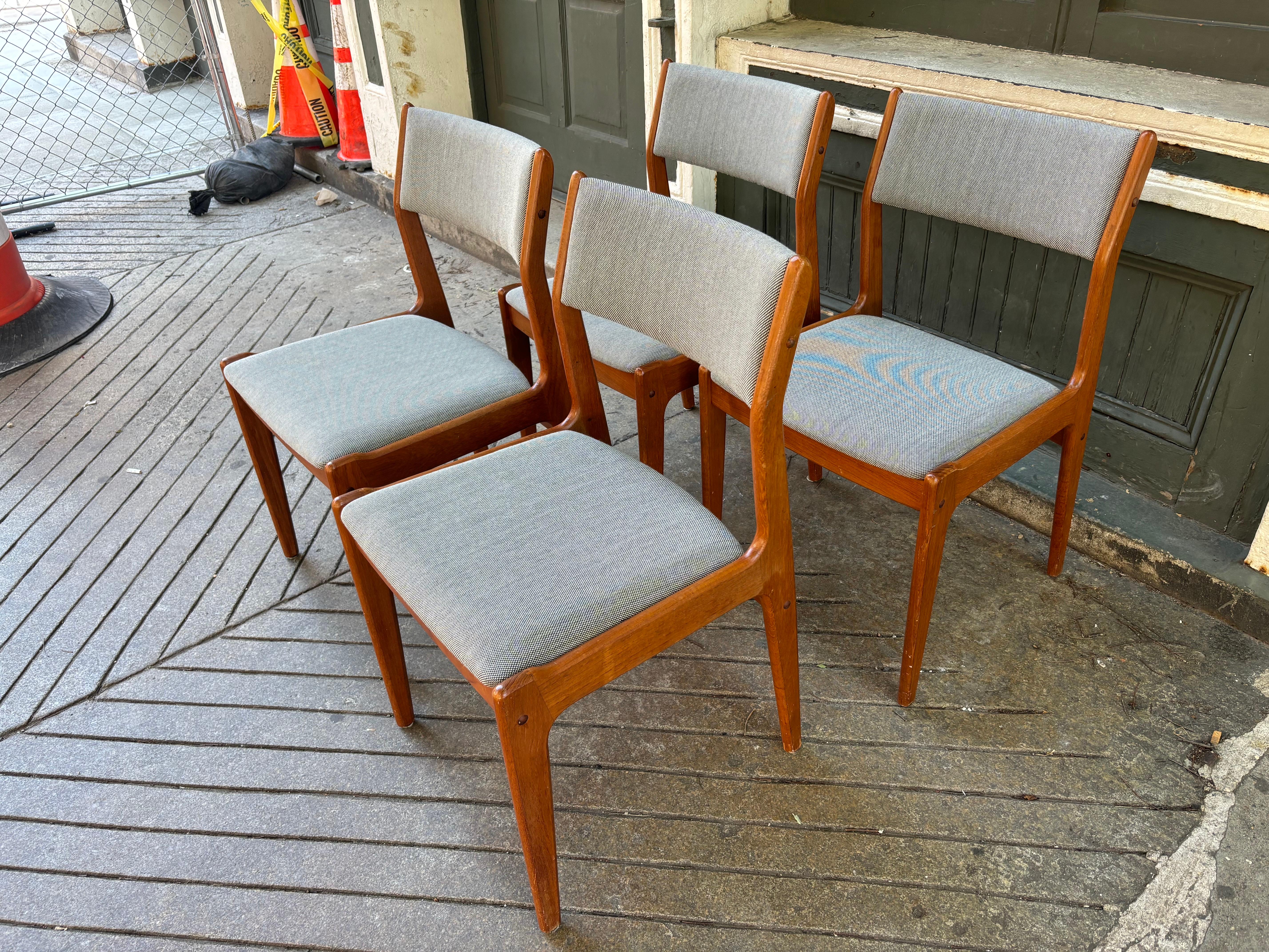 Tappezzeria Sedie da pranzo danesi in teak nello stile di Erik Buch in vendita