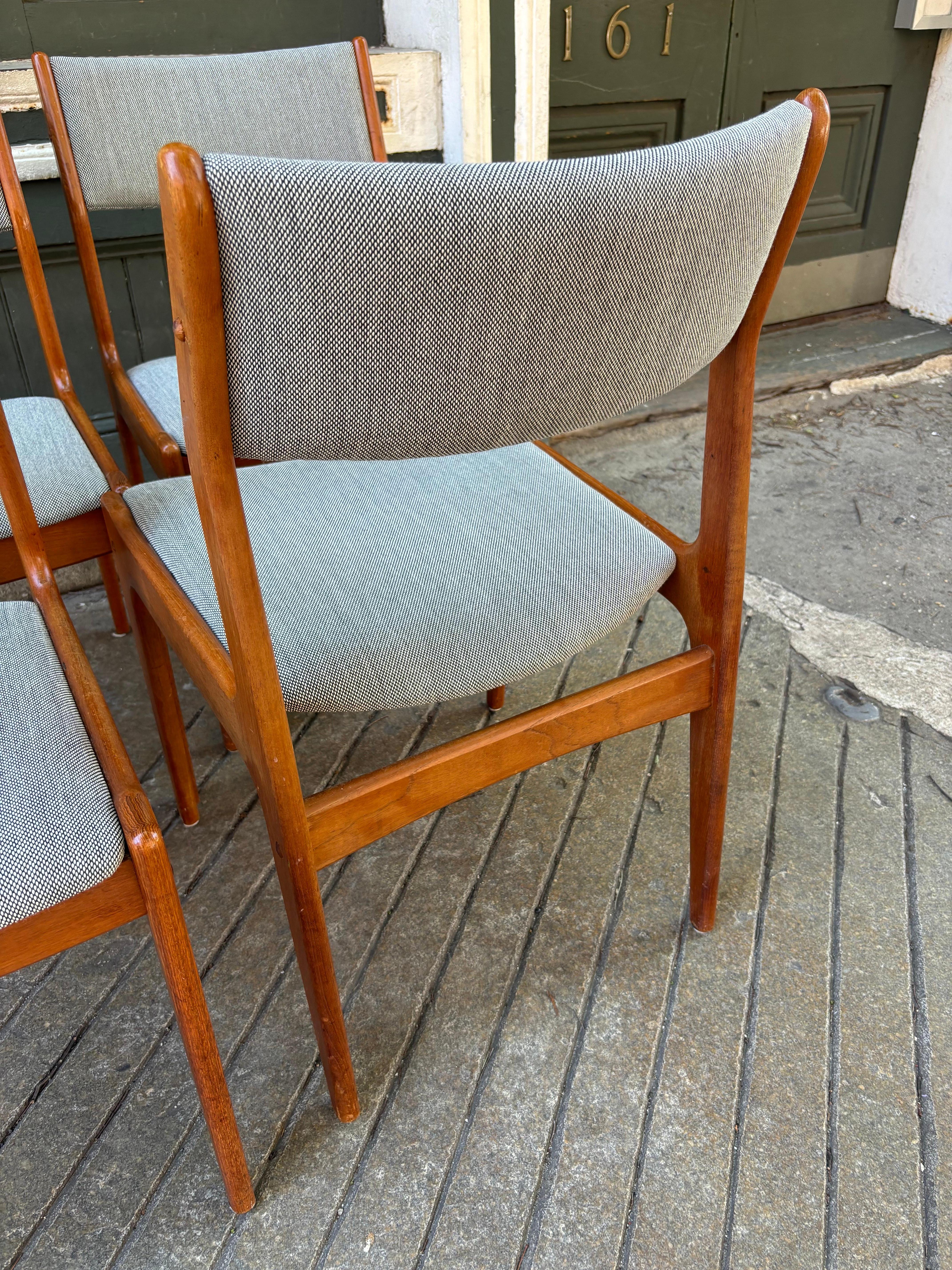 Sedie da pranzo danesi in teak nello stile di Erik Buch in vendita 2