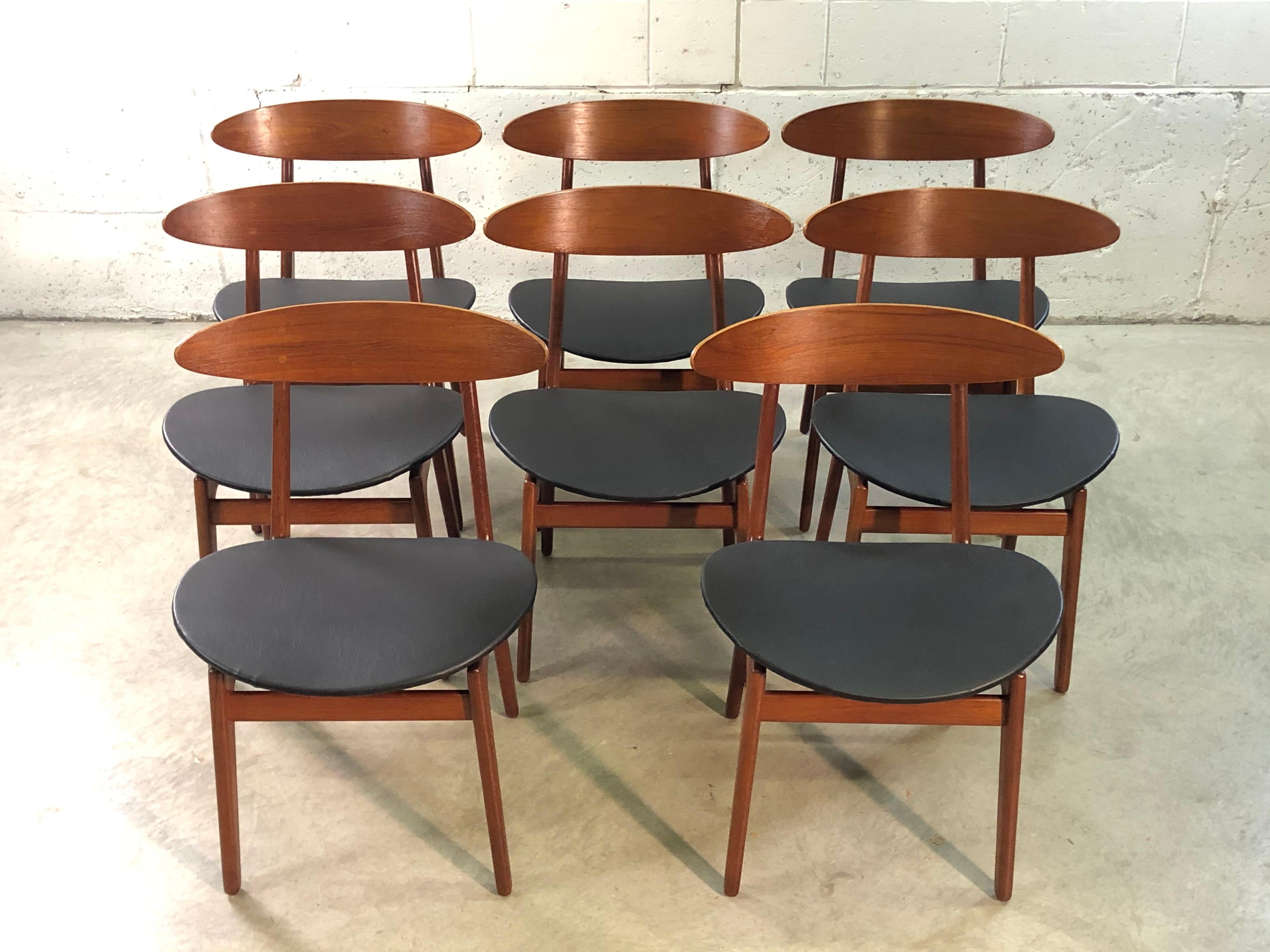 Set vintage di 8 sedie da sala da pranzo in teak danese Model 402 disegnate da Vilhelm Wohlert per Soborg Mobelfabrik. Queste sedie hanno uno schienale a forma di tavola da surf e una seduta curva, il tutto appoggiato su quattro cunei triangolari in