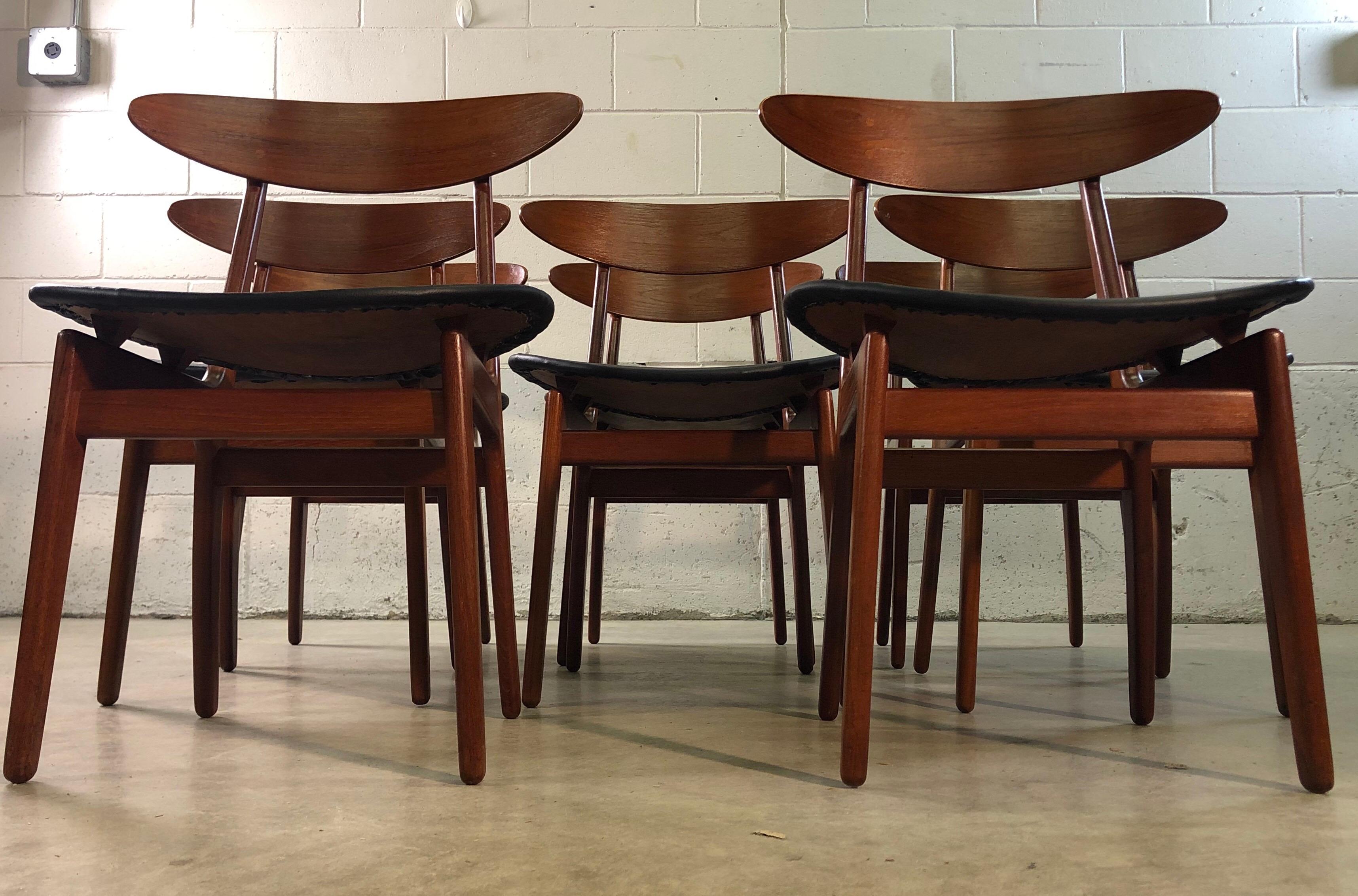 Scandinavo moderno Sedie da pranzo danesi in teak modello 402 di Vilhelm Wohlert per Soborg, set di 8 pezzi in vendita