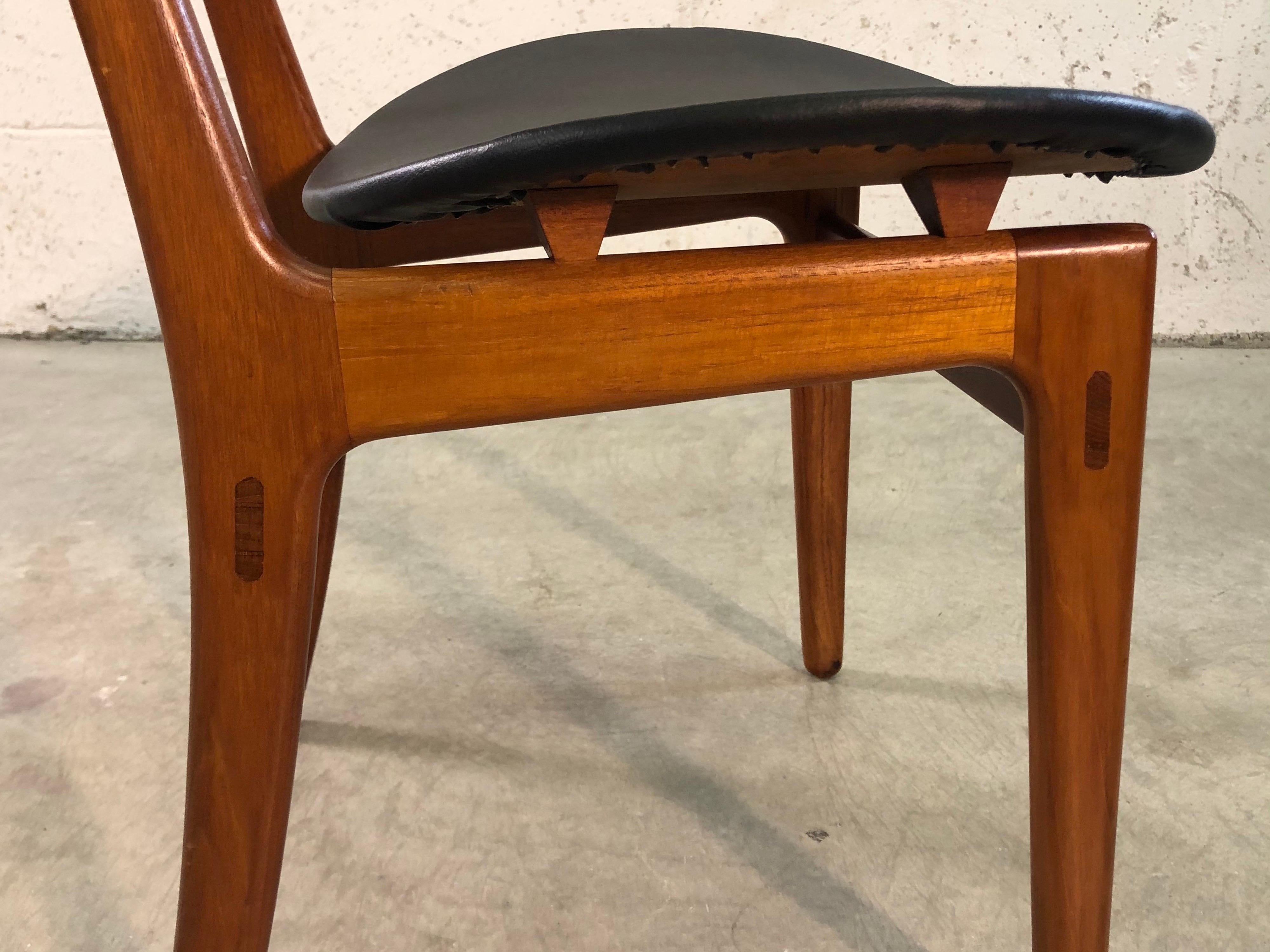 Naugahyde Sedie da pranzo danesi in teak modello 402 di Vilhelm Wohlert per Soborg, set di 8 pezzi in vendita