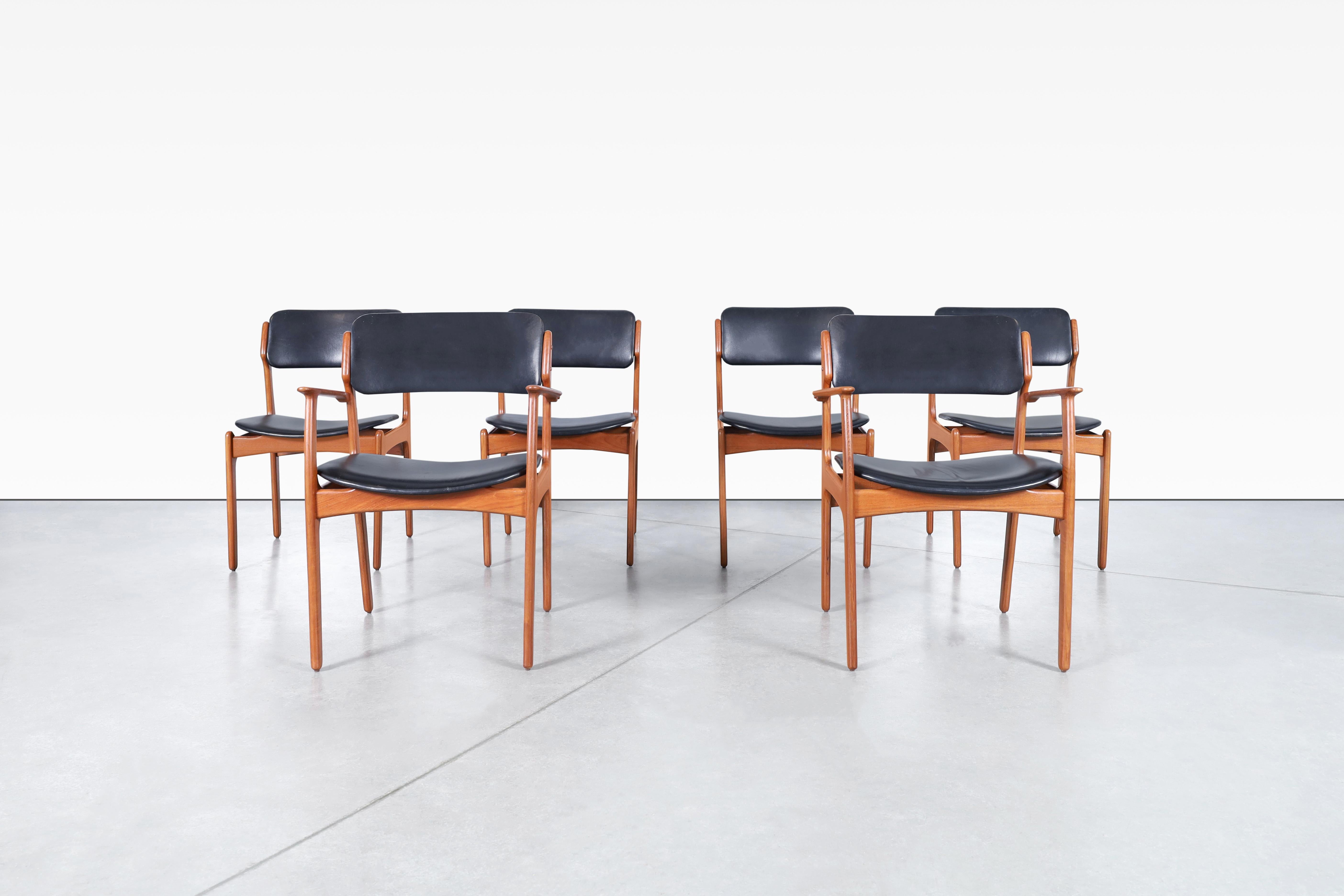 Möchten Sie Ihren Essbereich mit einem Hauch von Mid-Century-Charme aufwerten? Diese kultigen Esszimmerstühle wurden von Erik Buch für Oddense Maskinsnedkeri in Dänemark entworfen. Diese Stühle, die als Modell OD-49 bekannt sind, bestehen aus zwei
