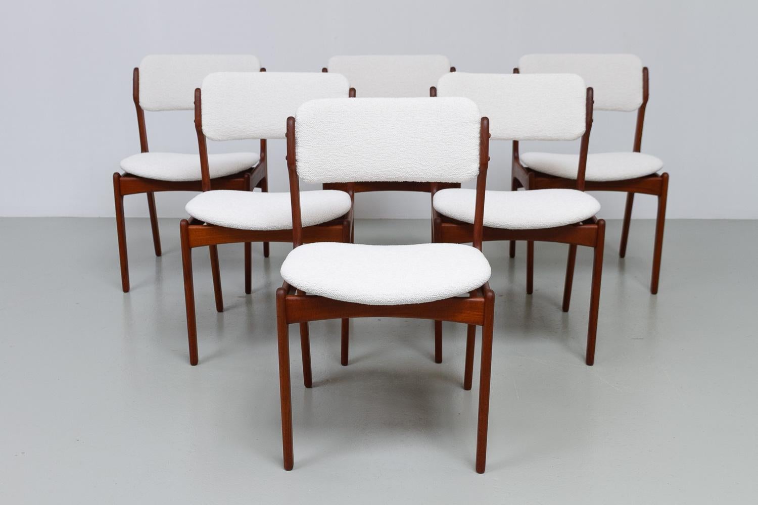 Sedie da pranzo danesi in teak OD49 di Erik Buch per Oddense, anni '60. Set di 6 pezzi.

Set di sei bellissime sedie da sala da pranzo in teak scandinavo di metà secolo moderno con  nuova tappezzeria in bouclé bianco sporco.

Il modello O.D. 49 è