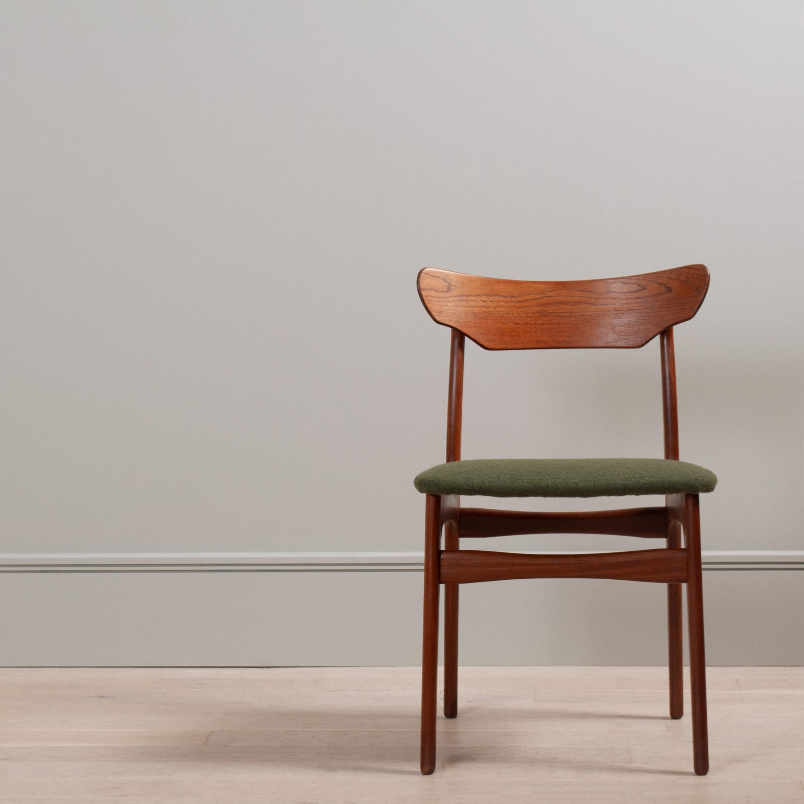 Un ensemble de 4 chaises de salle à manger danoises en teck de très belle facture, conçues par Schionning et Elgaard pour Randers, vers 1960.
En très bon état, avec de nouveaux coussins d'assise recouverts de laine Isle Mill. Superbe design.
Les