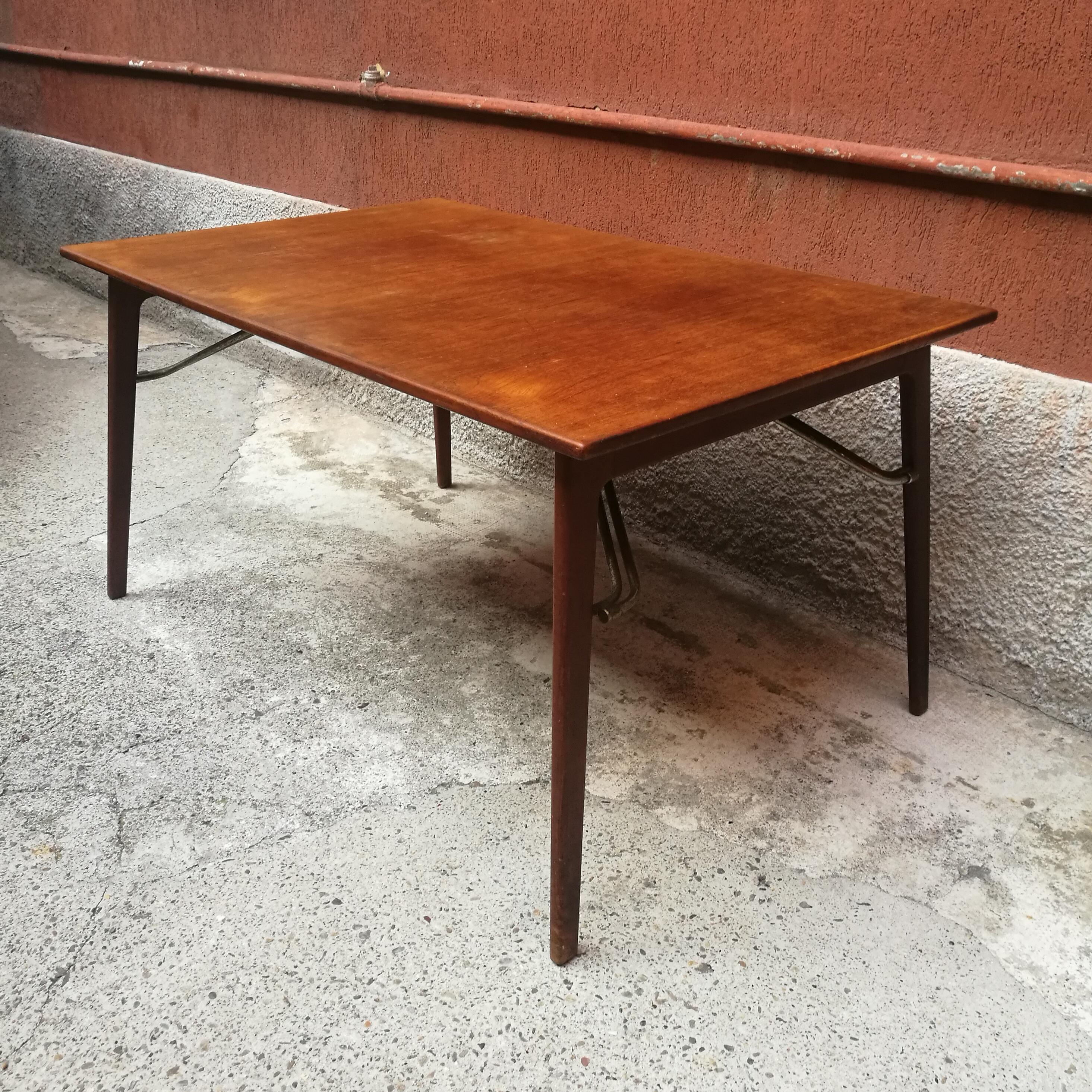 Danish teak dining table, 1960s
Danish teak dining table with double steel rod curved in the four corners that allows the closure of the legs
Vintage condition.
