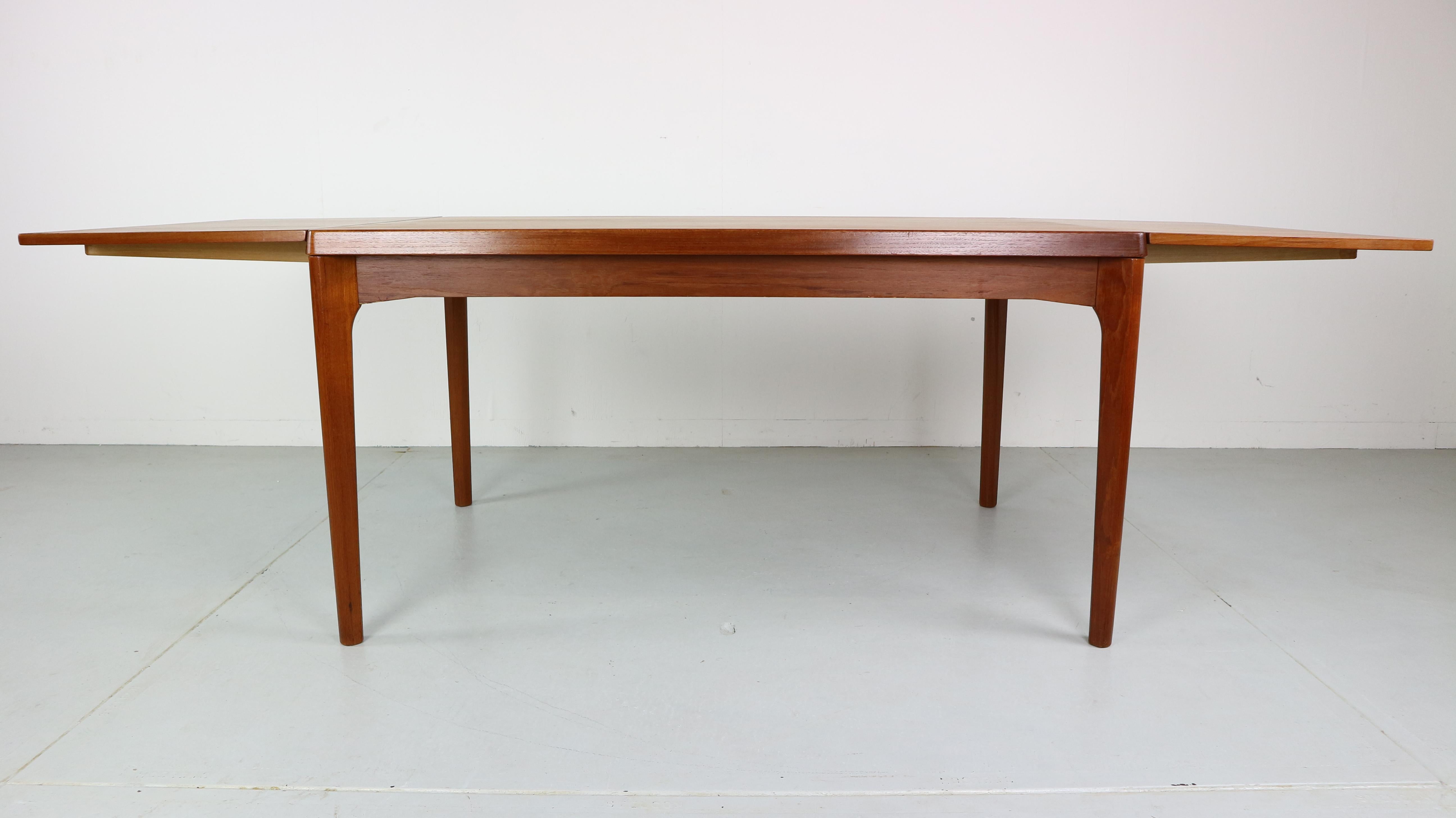 This Mid-Century Modern Danish design dining table was designed by Henning Kjaernulf for Vejle Stole Møbelfabrik during the 1960s. The table features two extension pieces, increasing the seating capacity and the total length from 140 to 190 to 240