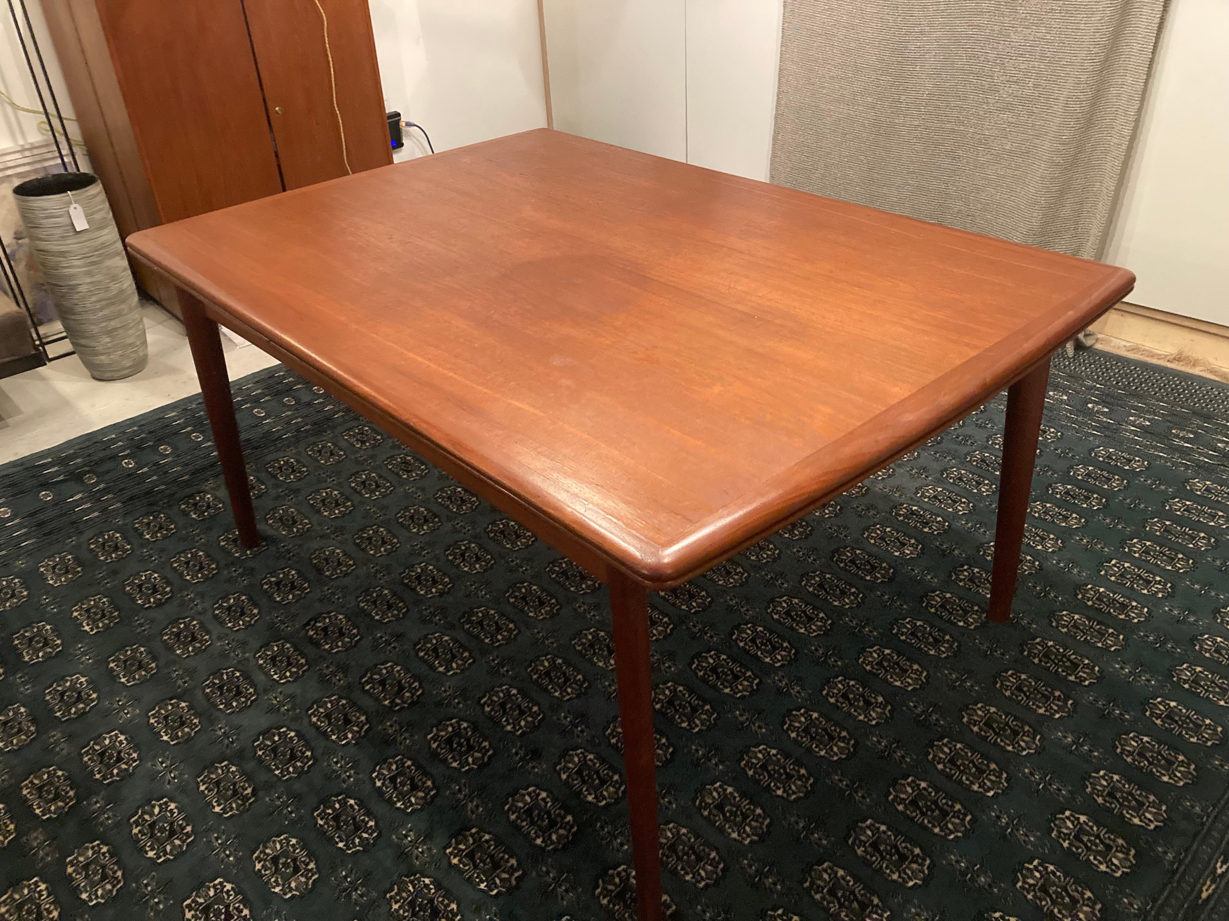 Beautiful long expandable Danish Midcentury rich teak dining table.  

Made in Denmark (?)

Condition : Minor surface wear, scratches and scuffs consistent with age and use.

Dimensions: 28.75