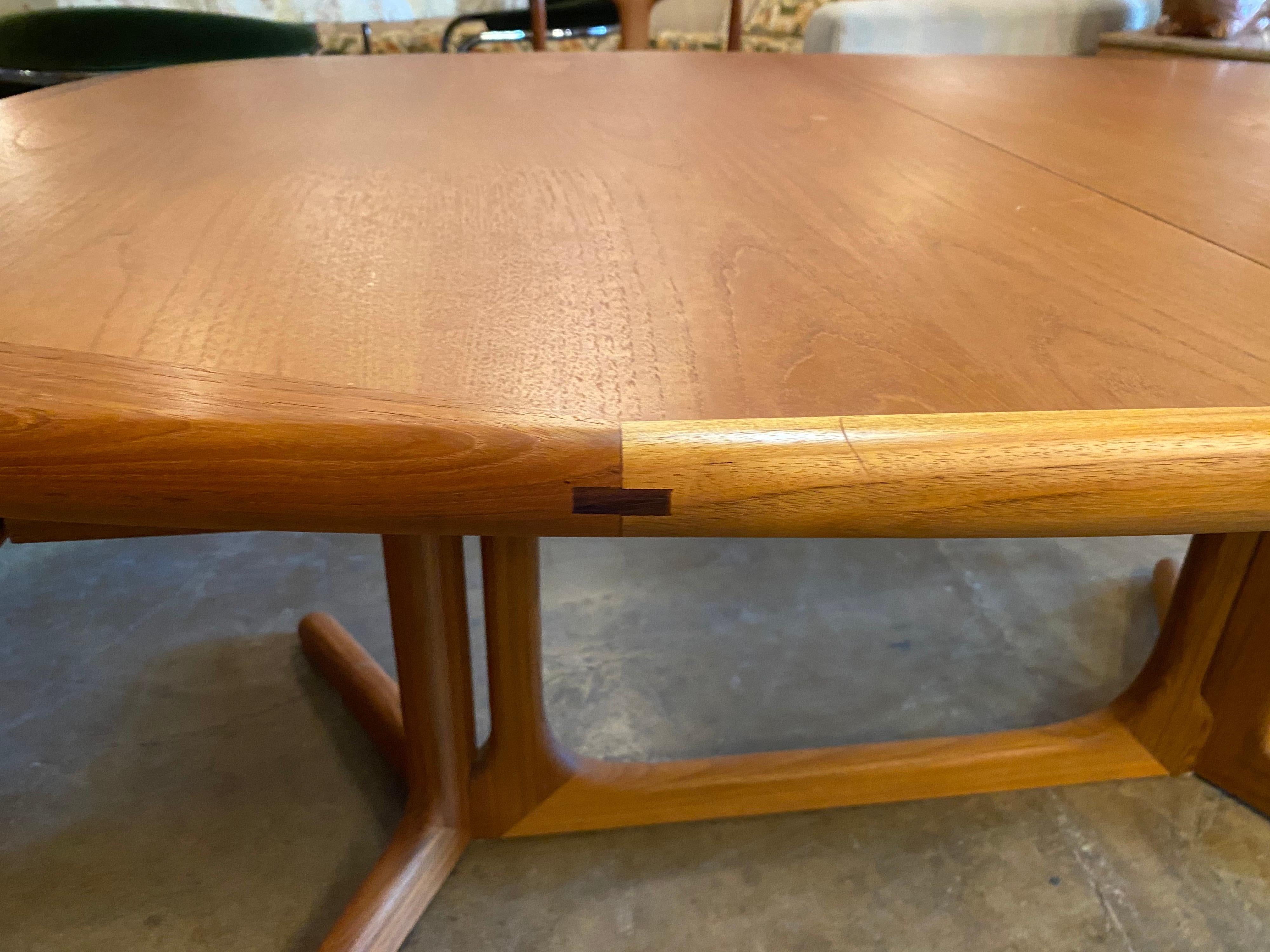 Danish Teak Dining Table with Two Leaves In Good Condition In San Antonio, TX