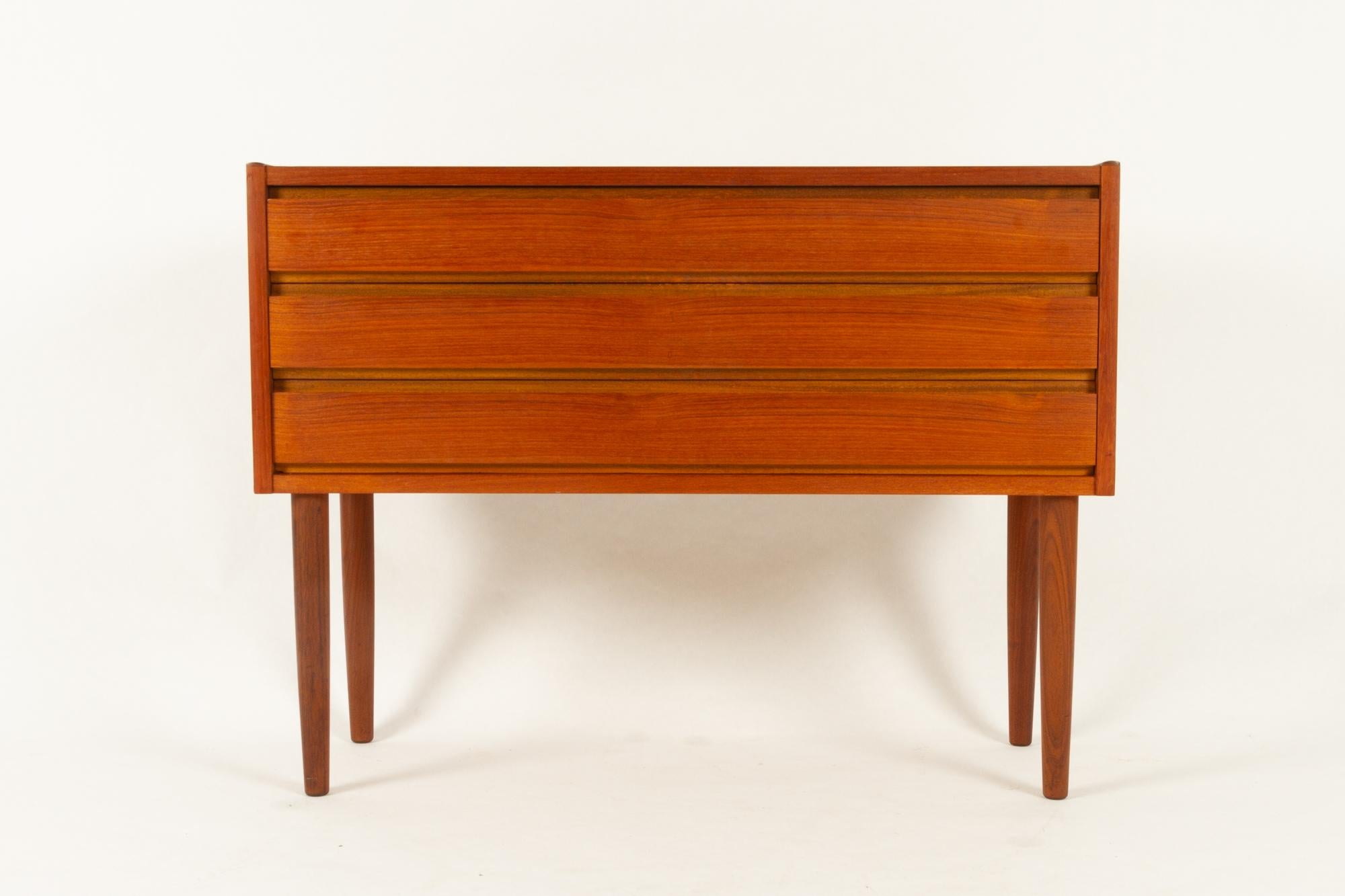 Danish teak dresser, 1960s
Small and elegant teak dresser with three wide drawers and round tapered legs. Recessed handles.
Original price sticker still on the back.
Very good vintage condition. Gently cleaned, oiled and polished. Ready for use.