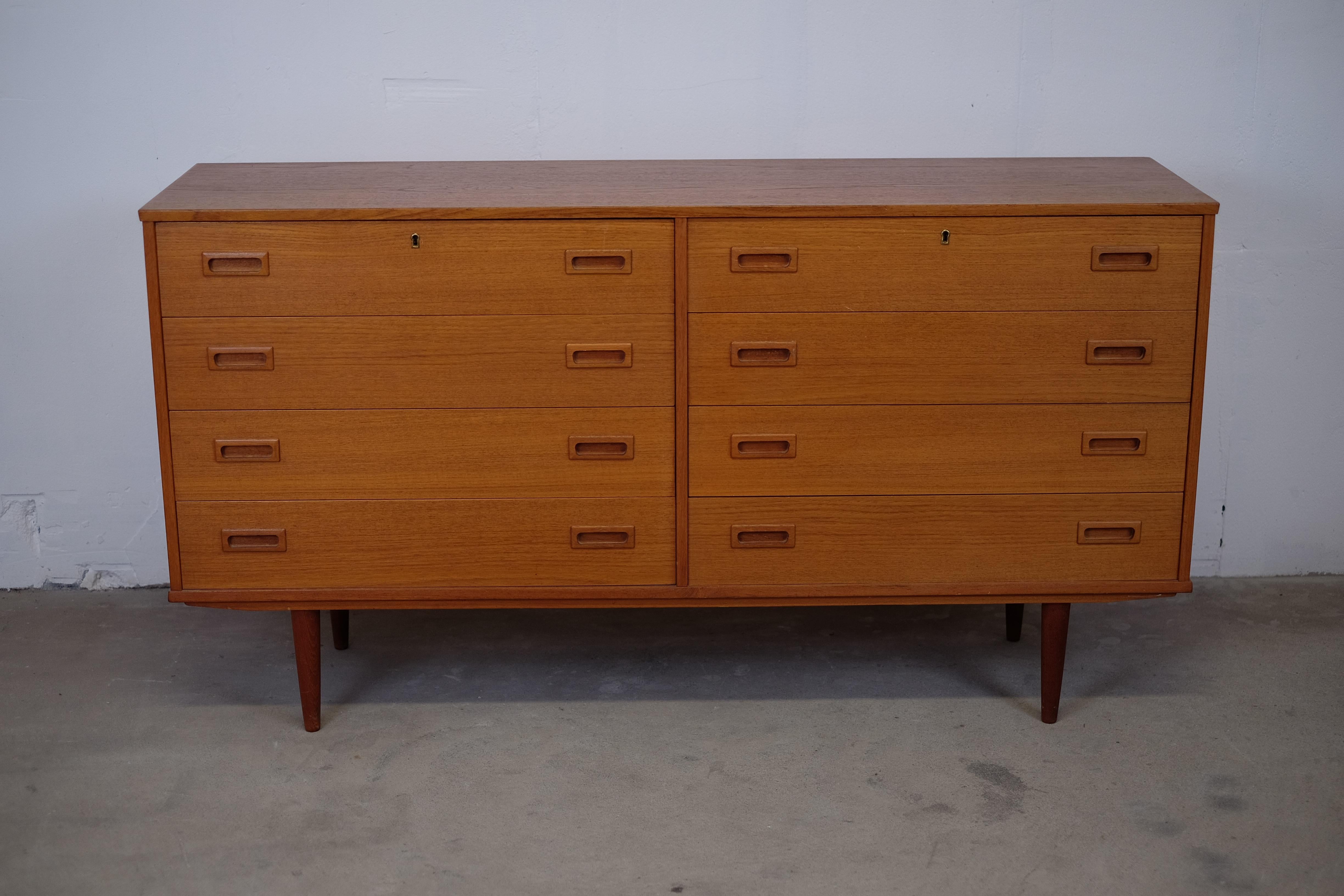 Danish modern dresser designed by Poul Hundevad & Co in the start 1960s. Beautiful design double dresser in teak with eight drawers, rectangular recessed pulls for a clean, minimalistic design.

The veneer has minor chip in the left side, see the