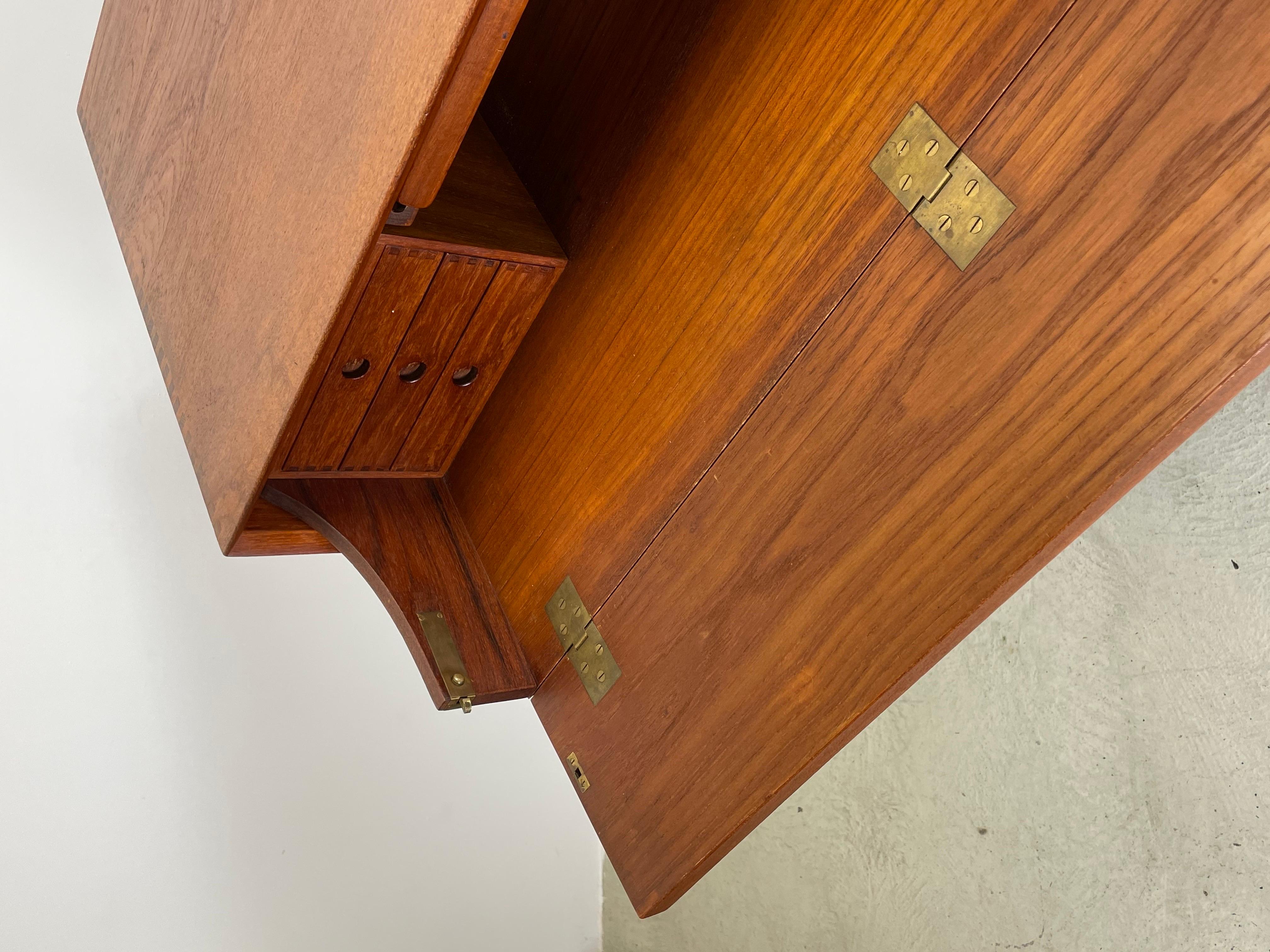 Danish teak dresser with chest of drawers by Hvidt & Mølgaard 1950s For Sale 4