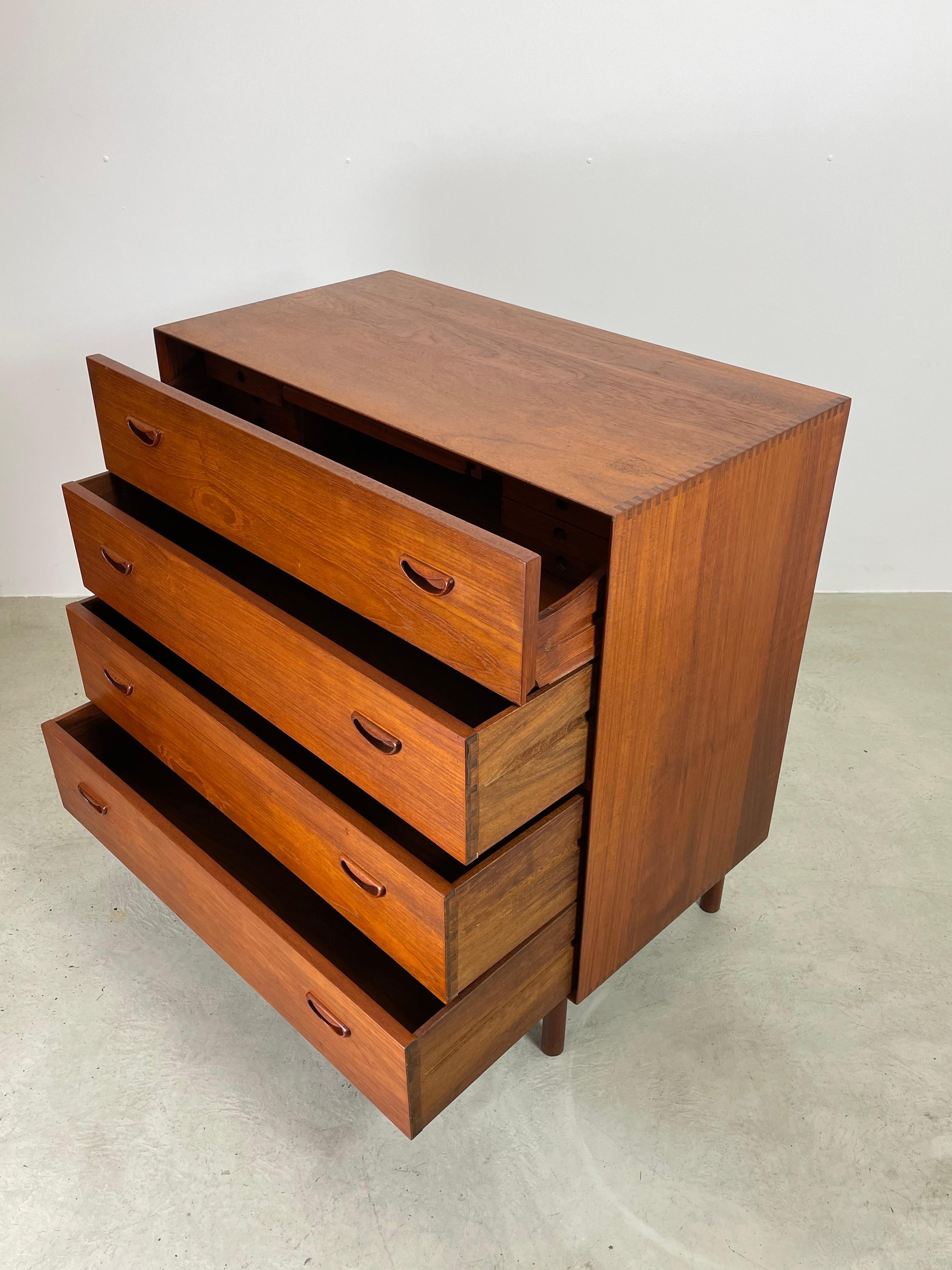 Danish teak dresser with chest of drawers by Hvidt & Mølgaard 1950s For Sale 8