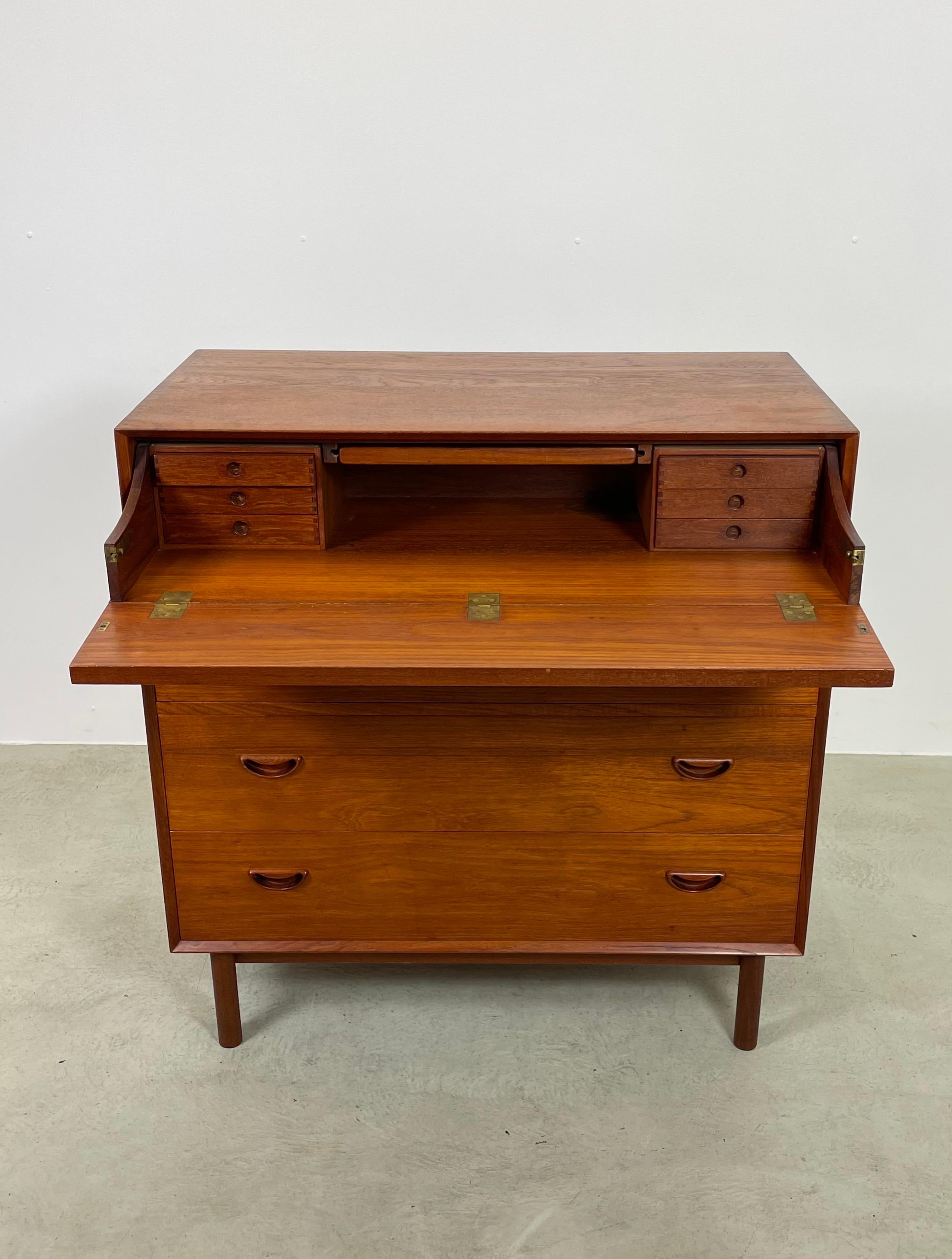 Danish teak dresser with chest of drawers by Hvidt & Mølgaard 1950s In Good Condition For Sale In St-Brais, JU