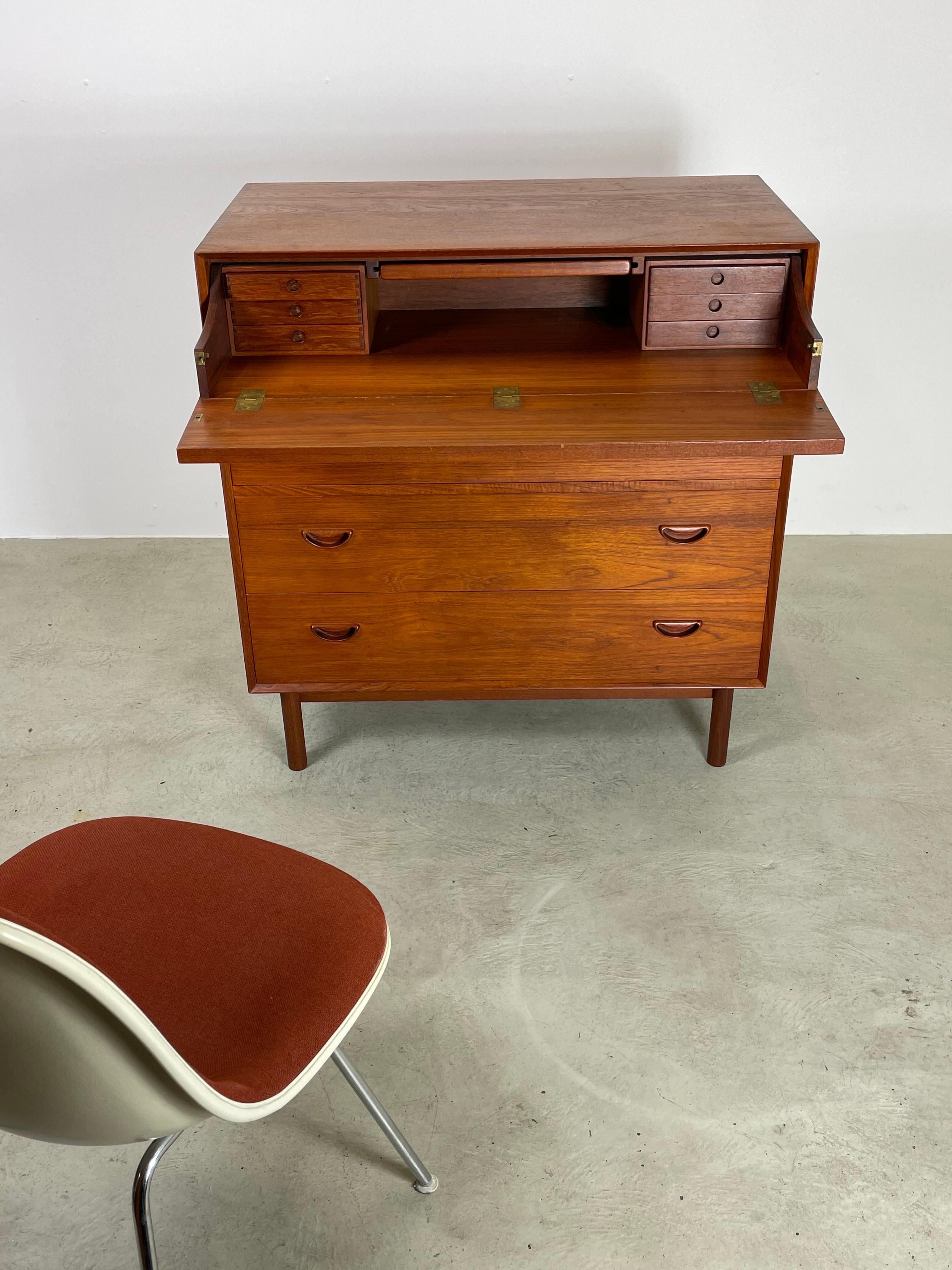 20th Century Danish teak dresser with chest of drawers by Hvidt & Mølgaard 1950s For Sale
