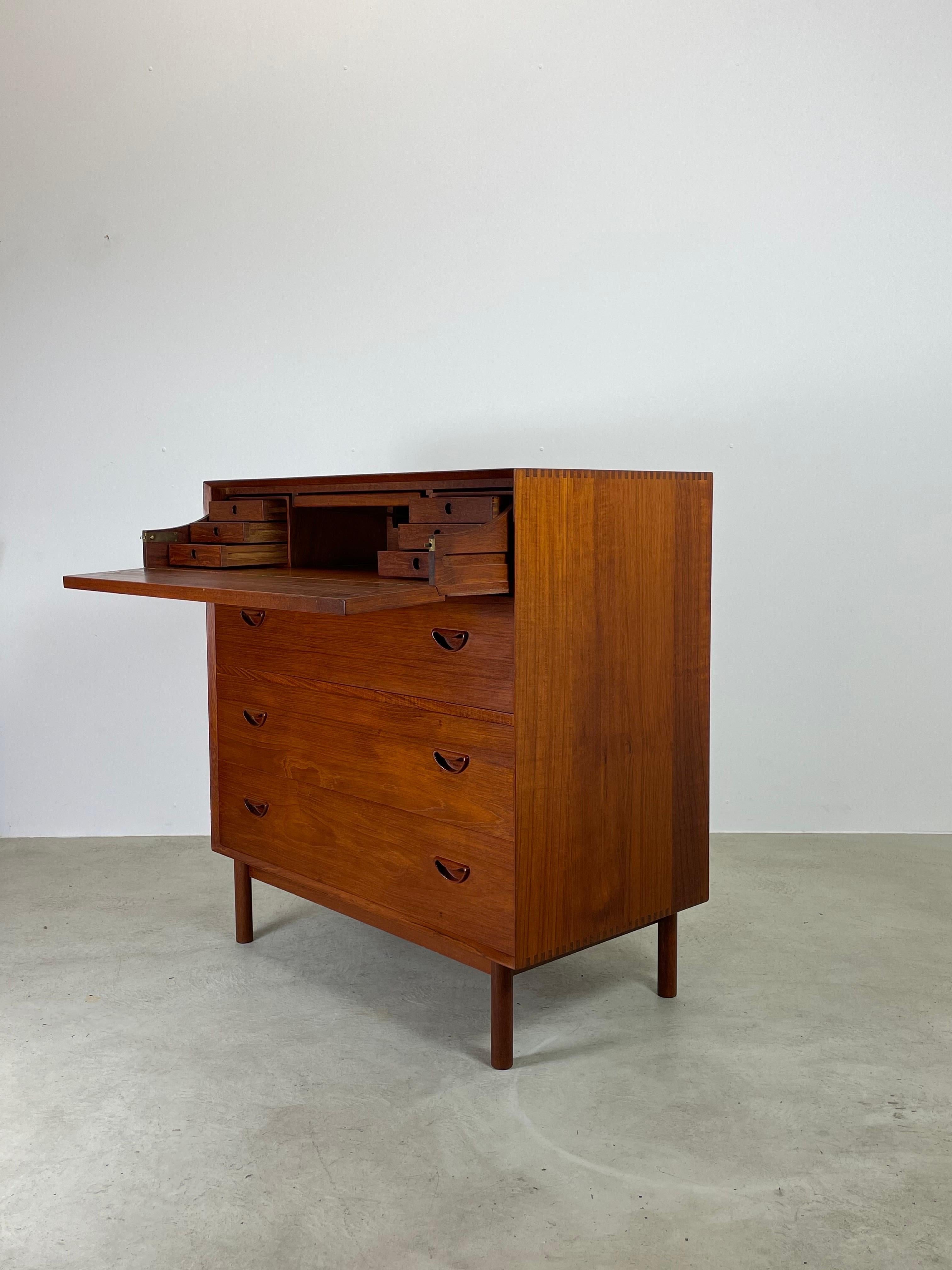 Teak Danish teak dresser with chest of drawers by Hvidt & Mølgaard 1950s For Sale
